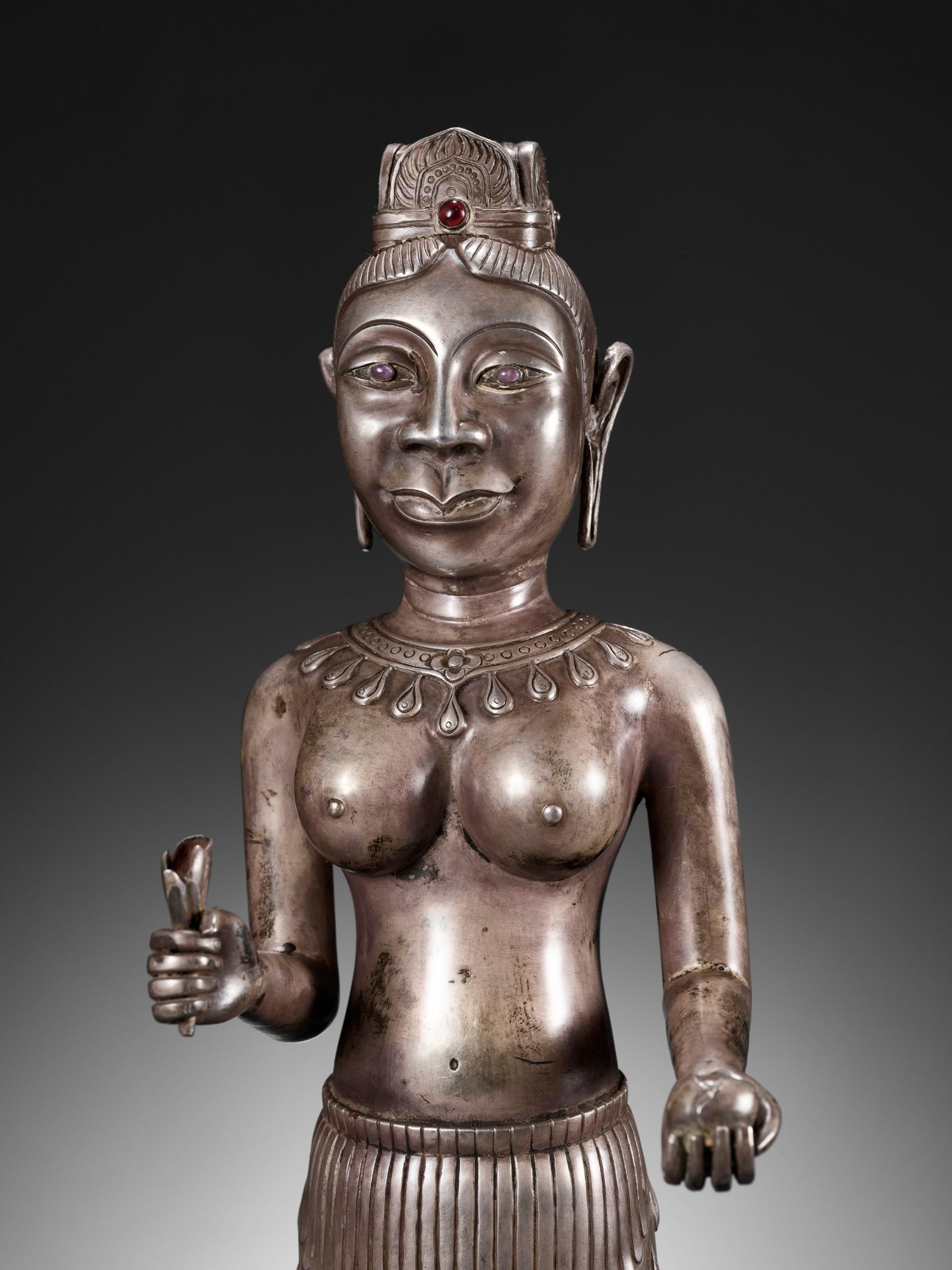 A LARGE SILVER REPOUSSE FIGURE OF UMA, CHAM PERIOD - Image 14 of 15