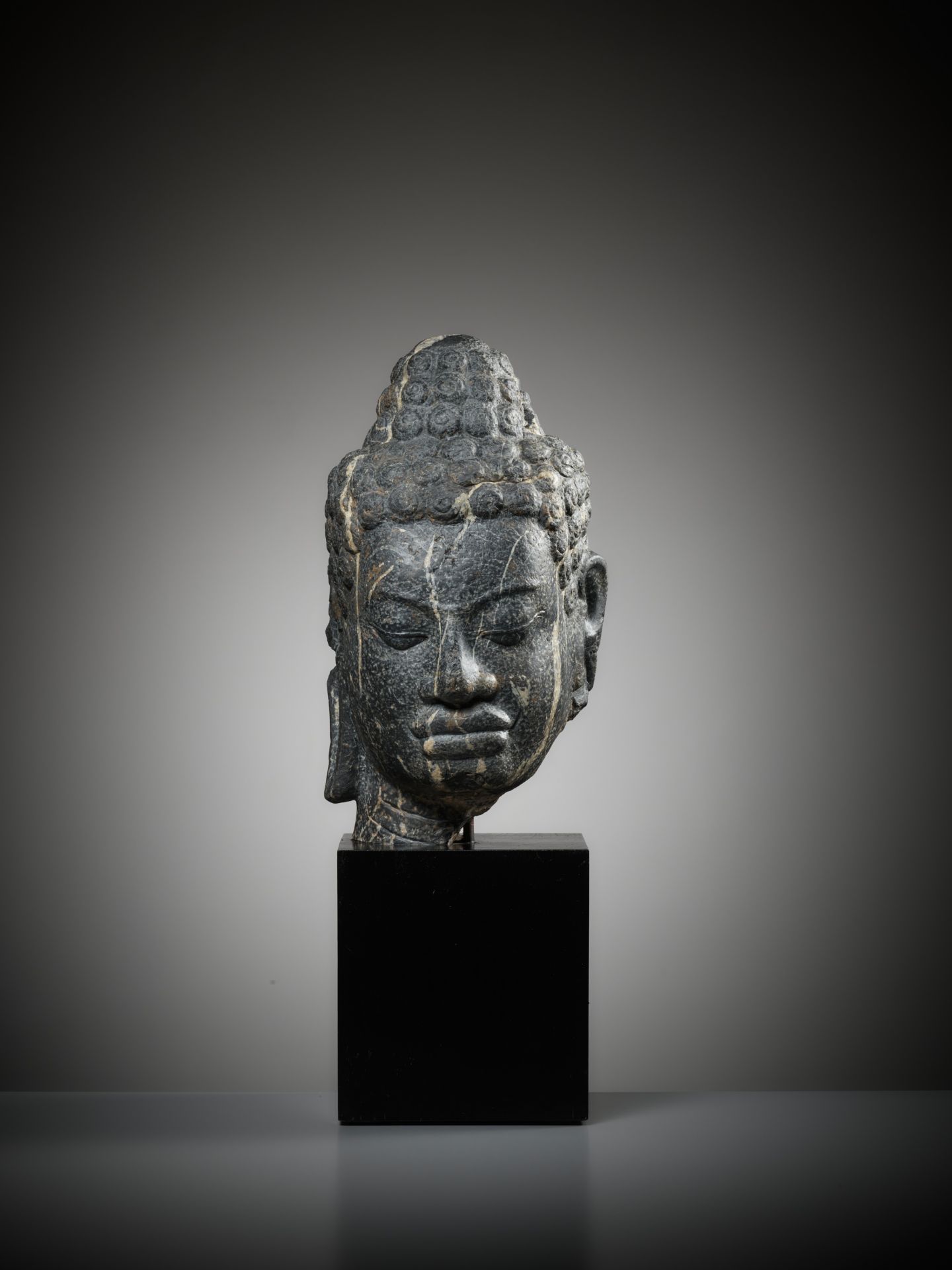 A MONUMENTAL STONE HEAD OF BUDDHA, MON-DVARAVATI PERIOD - Image 2 of 13