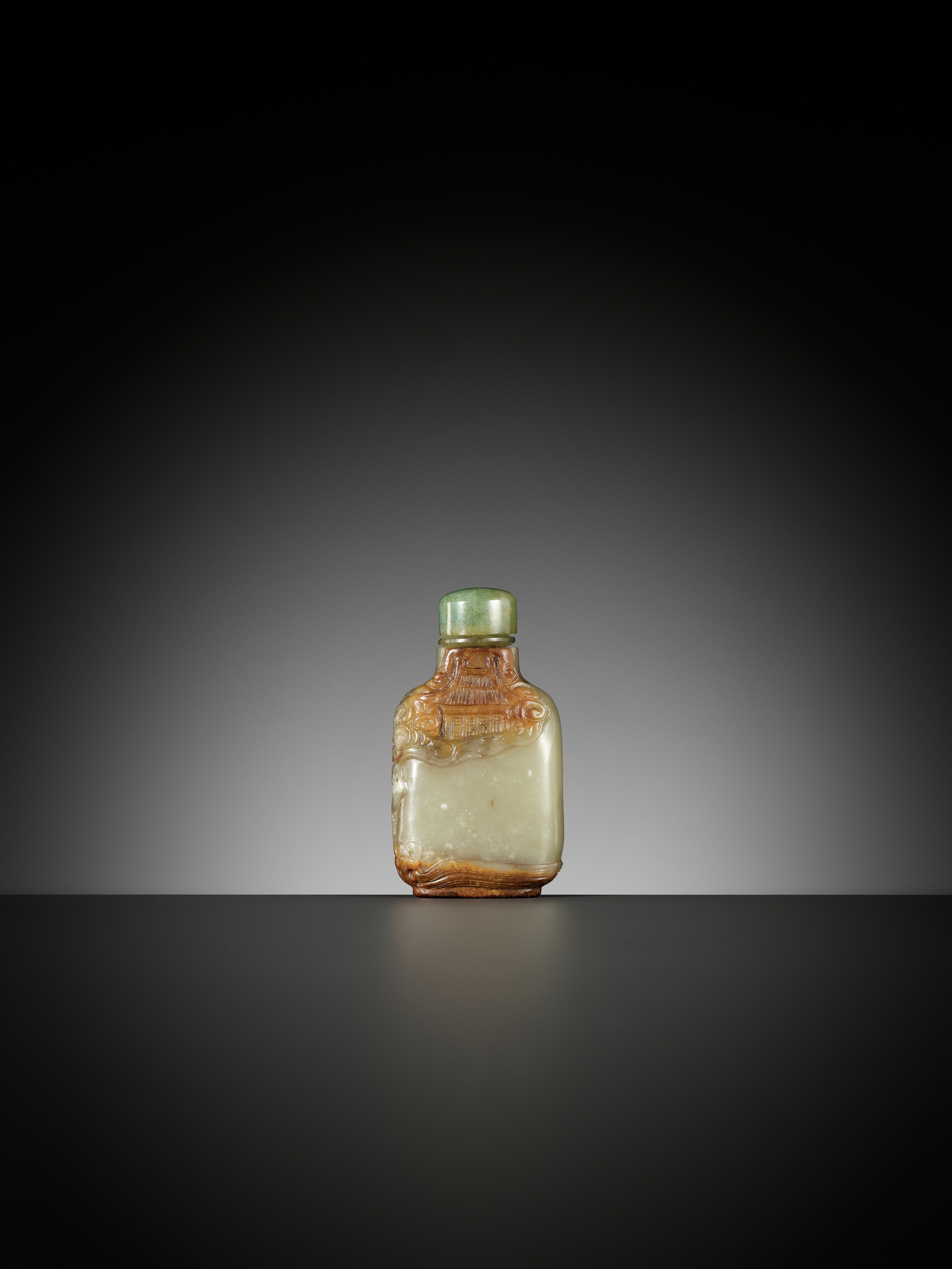 A CARVED CELADON AND RUSSET JADE SNUFF BOTTLE, MASTER OF THE ROCKS SCHOOL, 1740-1850 - Bild 2 aus 12