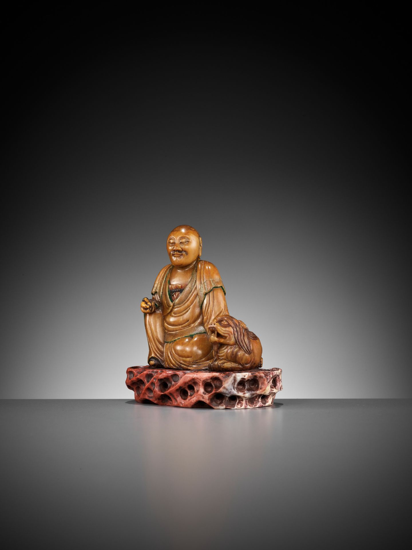 A SOAPSTONE FIGURE OF A LUOHAN WITH A BUDDHIST LION, 18TH CENTURY - Bild 8 aus 14
