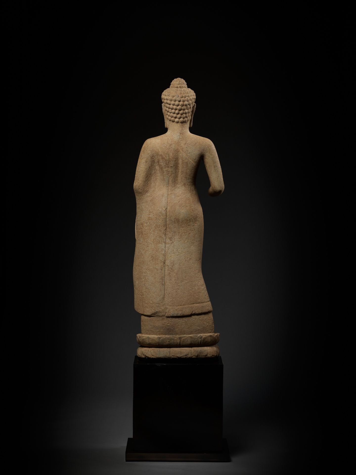 A MONUMENTAL AND HIGHLY IMPORTANT SANDSTONE FIGURE OF BUDDHA, PRE-ANGKOR PERIOD - Image 15 of 21