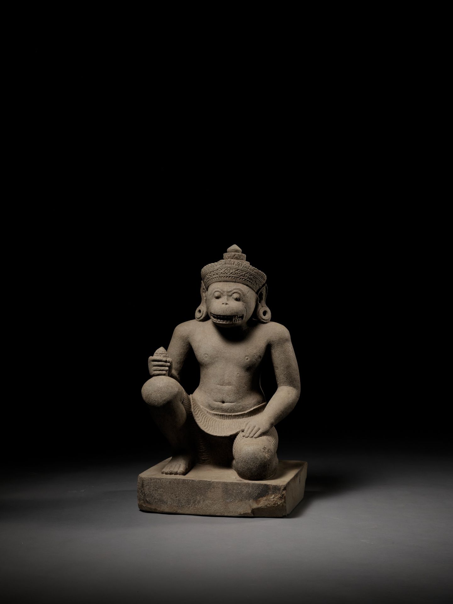 A SANDSTONE GUARDIAN FIGURE DEPICTING HANUMAN, KOH KER STYLE - Image 10 of 18