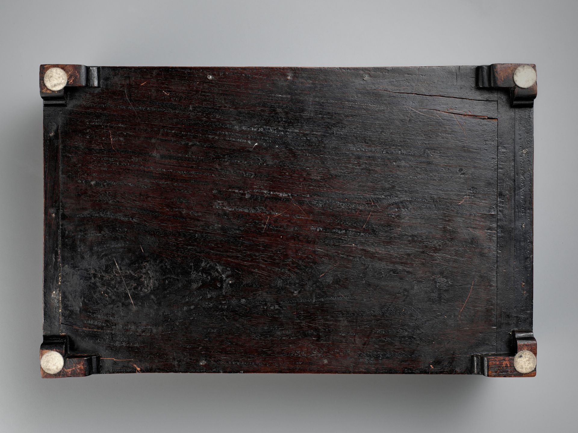 AN IMPERIAL 'DRAGON' HARDWOOD CHEST, COMMEMORATING THE RENOVATION OF THE JADE PEAK PAGODA BY EMPEROR - Image 11 of 11