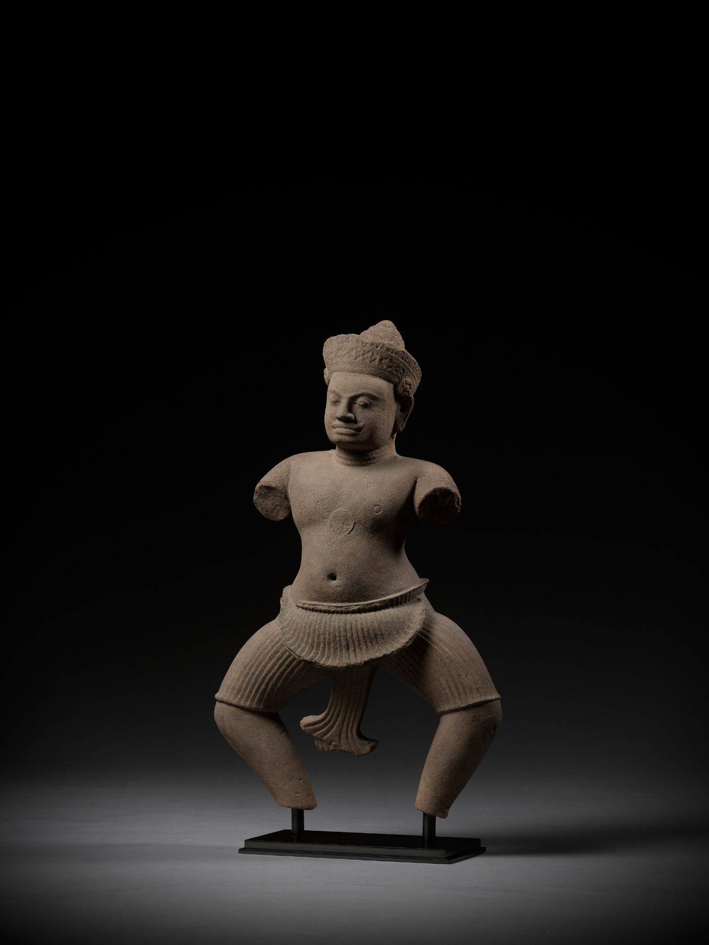 A SANDSTONE FIGURE OF A DVARAPALA, KOH KER STYLE, ANGKOR PERIOD - Image 12 of 12