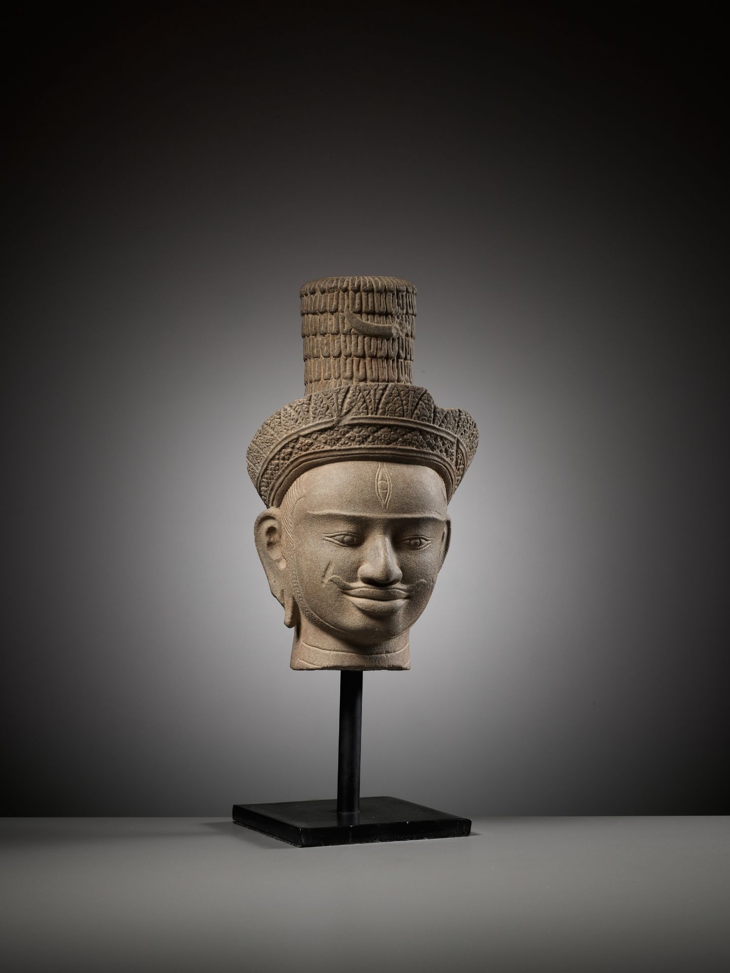 A SANDSTONE HEAD OF SHIVA, ANGKOR WAT STYLE - Image 11 of 12