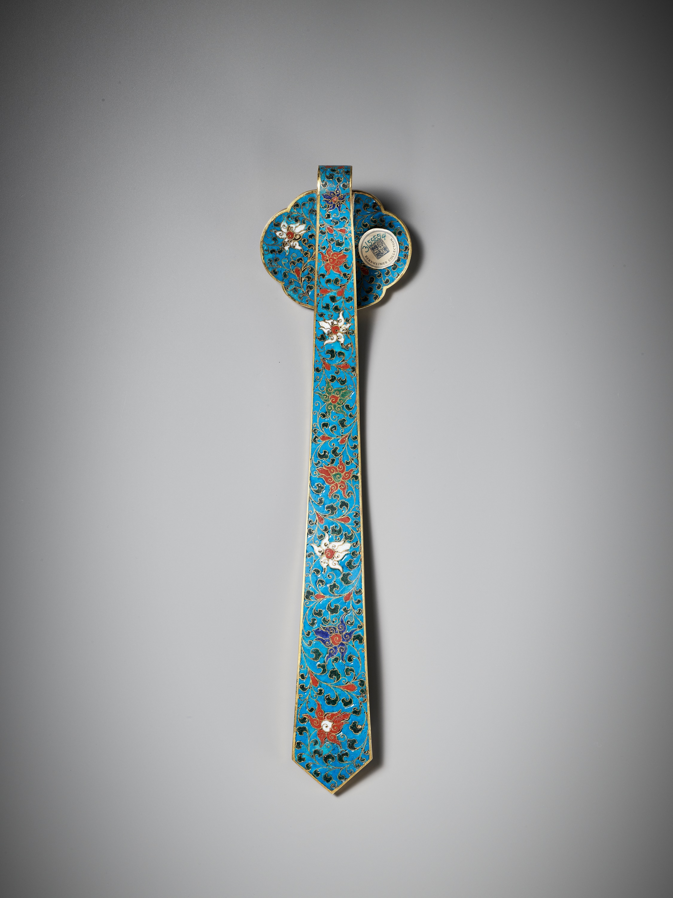 A CLOISONNE ENAMEL RUYI SCEPTER, EARLY QING DYNASTY - Bild 13 aus 15