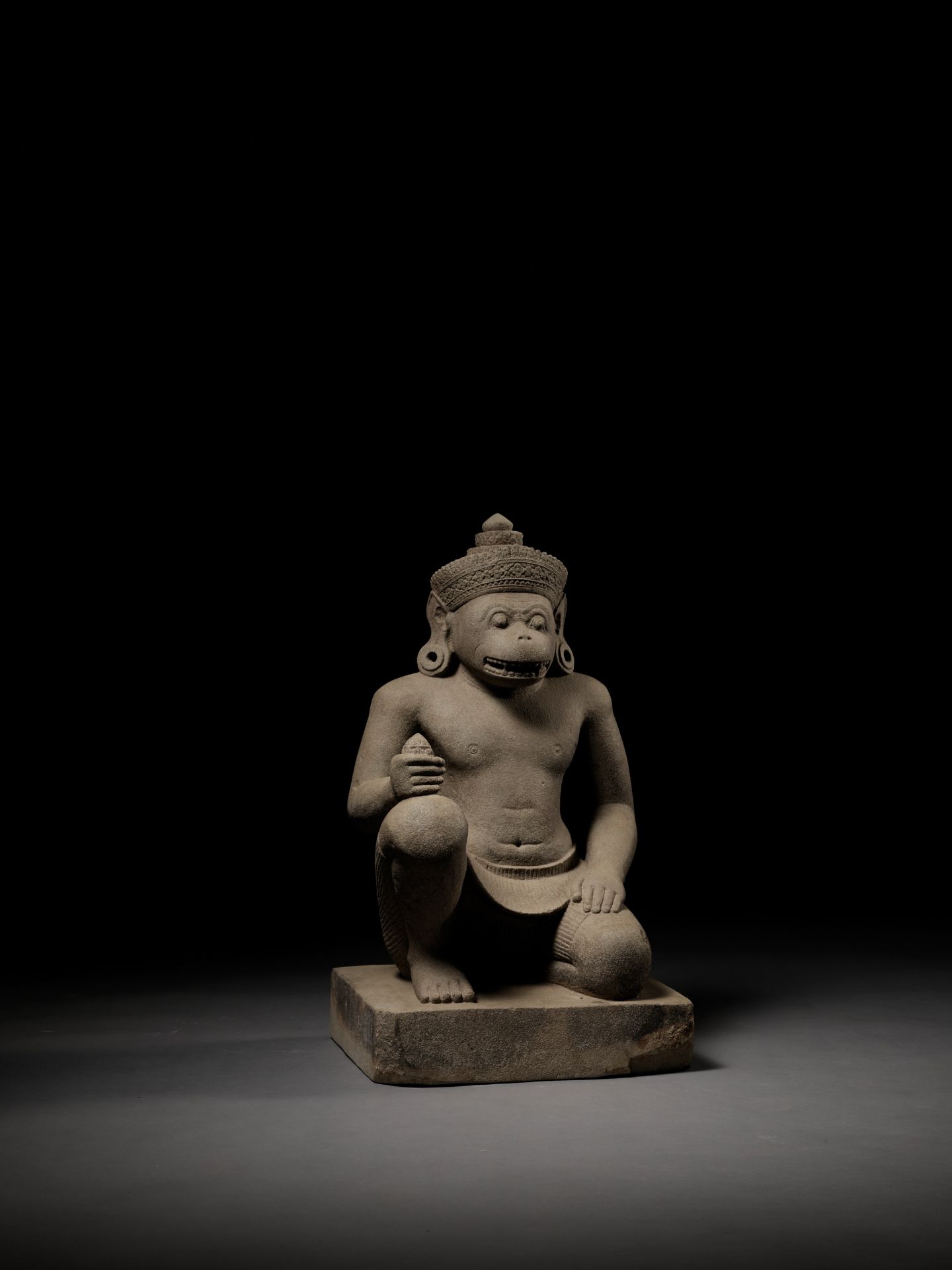 A SANDSTONE GUARDIAN FIGURE DEPICTING HANUMAN, KOH KER STYLE - Image 17 of 18