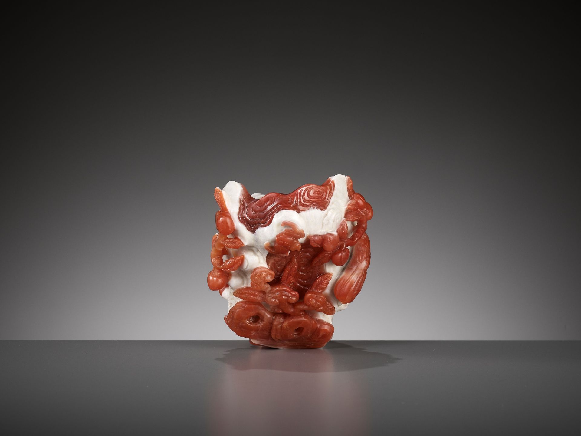 A CARNELIAN AGATE 'PHOENIX AND LINGZHI' VASE, QING DYNASTY - Image 9 of 11