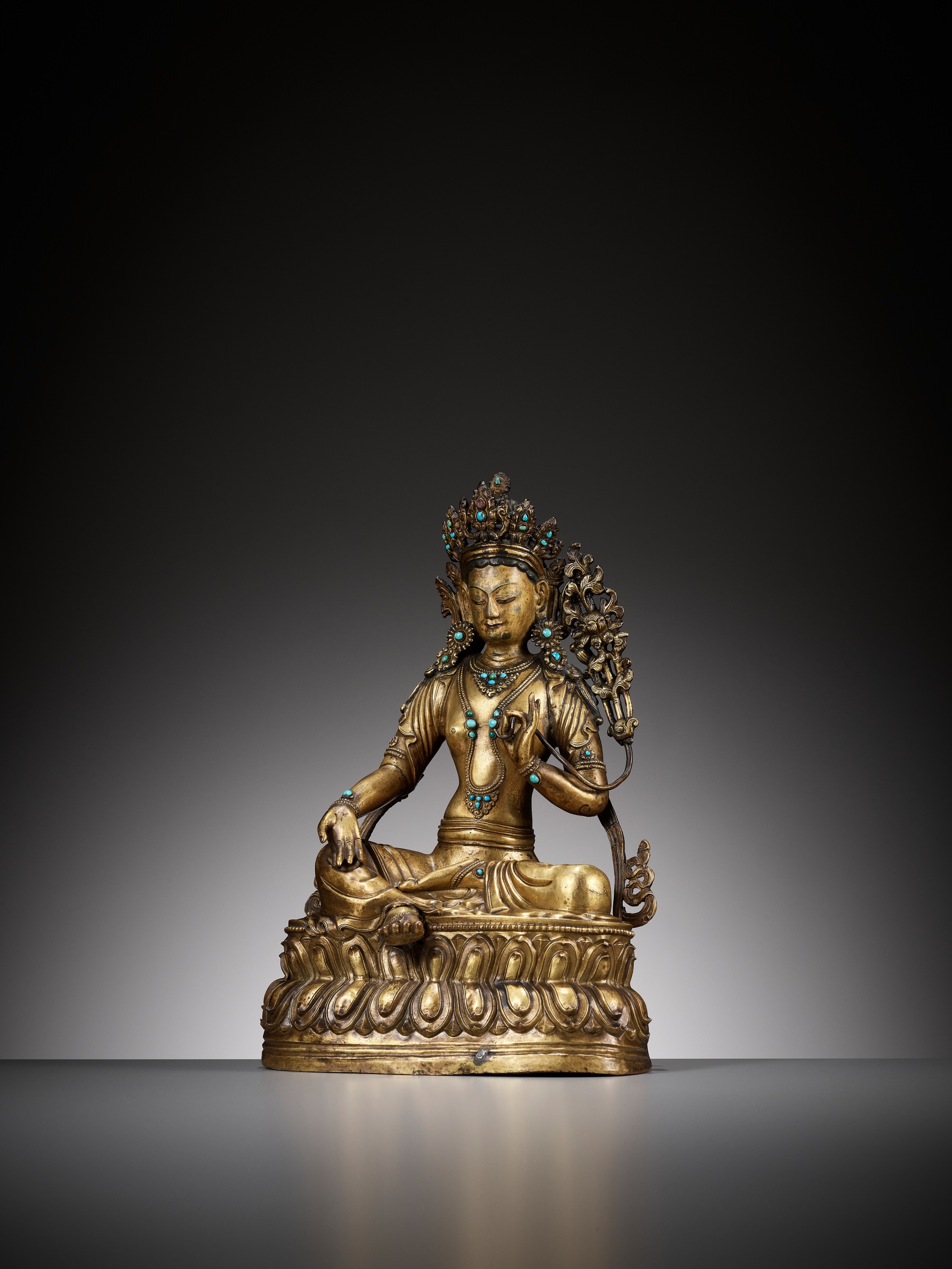 A GILT COPPER REPOUSSE FIGURE OF GREEN TARA, 17TH-18TH CENTURY - Bild 9 aus 14