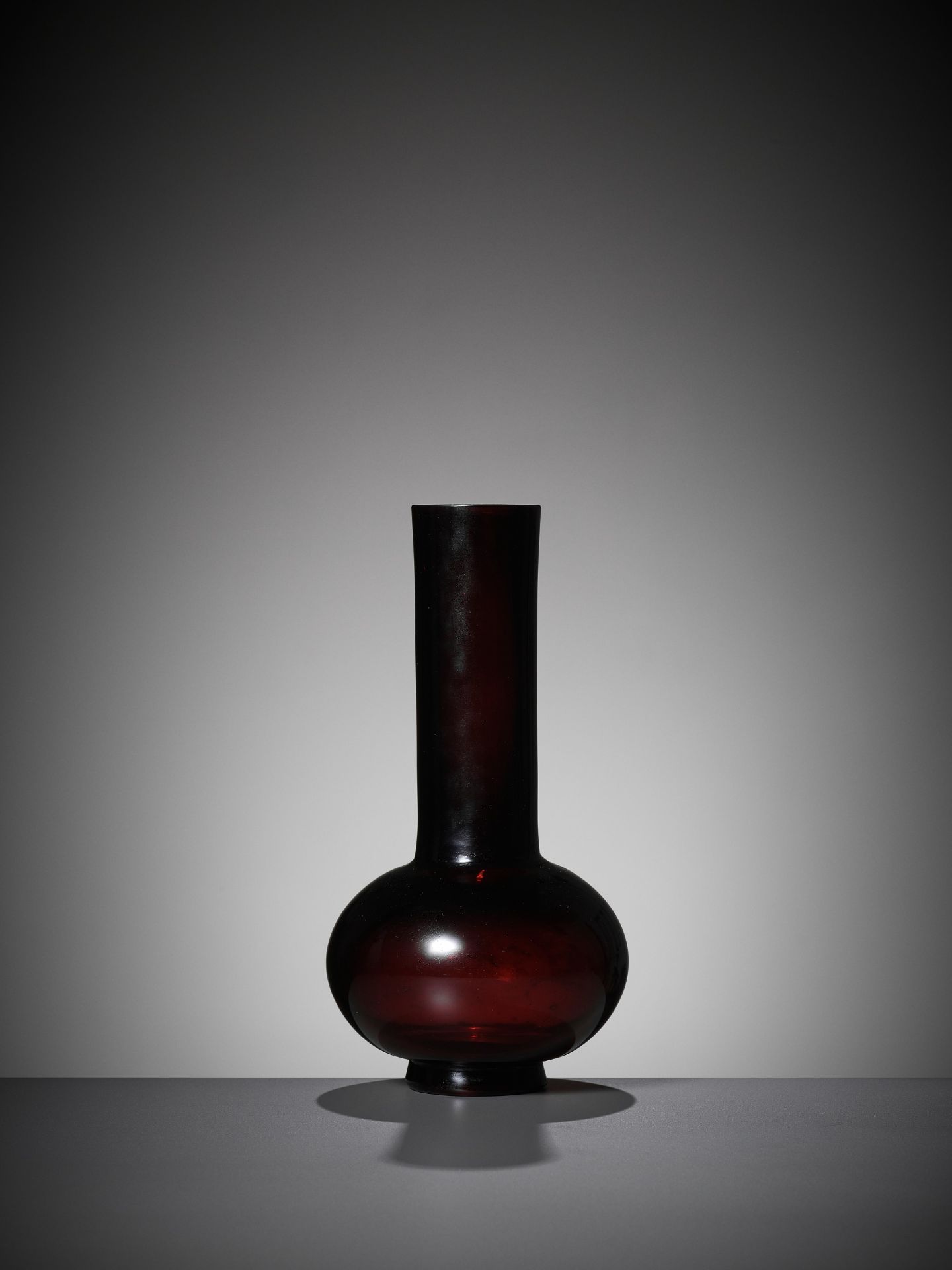 A RUBY-RED GLASS BOTTLE VASE, QIANLONG MARK AND PERIOD - Bild 8 aus 11