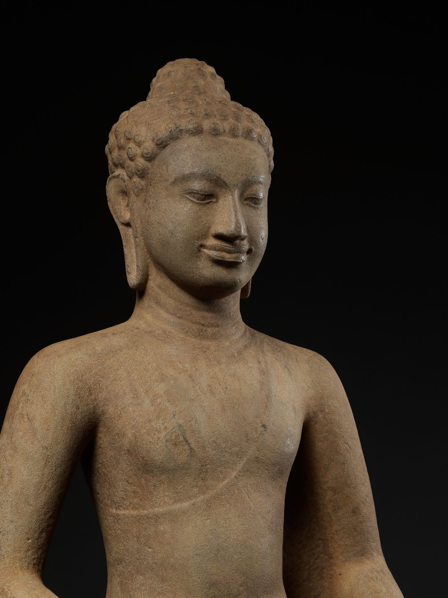 A MONUMENTAL AND HIGHLY IMPORTANT SANDSTONE FIGURE OF BUDDHA, PRE-ANGKOR PERIOD - Image 17 of 21