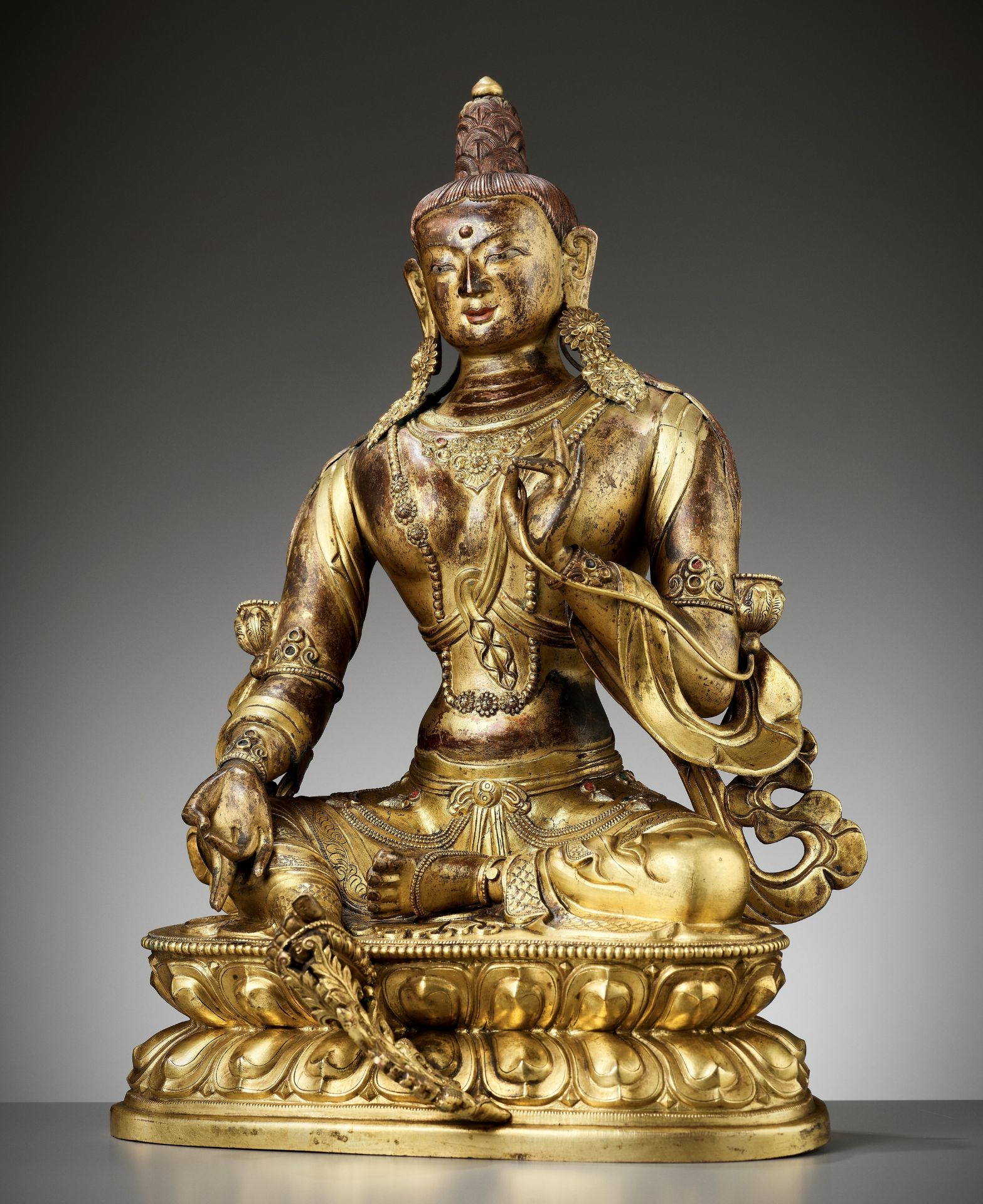 A CAST AND REPOUSSE GILT COPPER ALLOY FIGURE OF GREEN TARA, QIANLONG PERIOD - Image 2 of 18