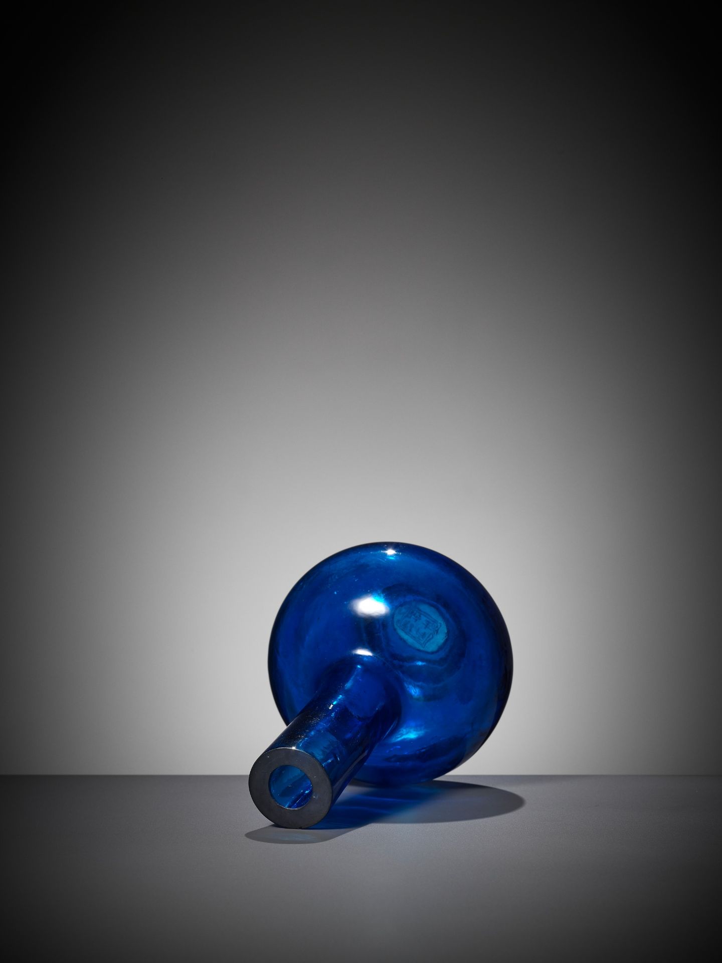 A RARE AQUAMARINE BLUE GLASS BOTTLE VASE, QIANLONG MARK AND PERIOD - Image 9 of 11