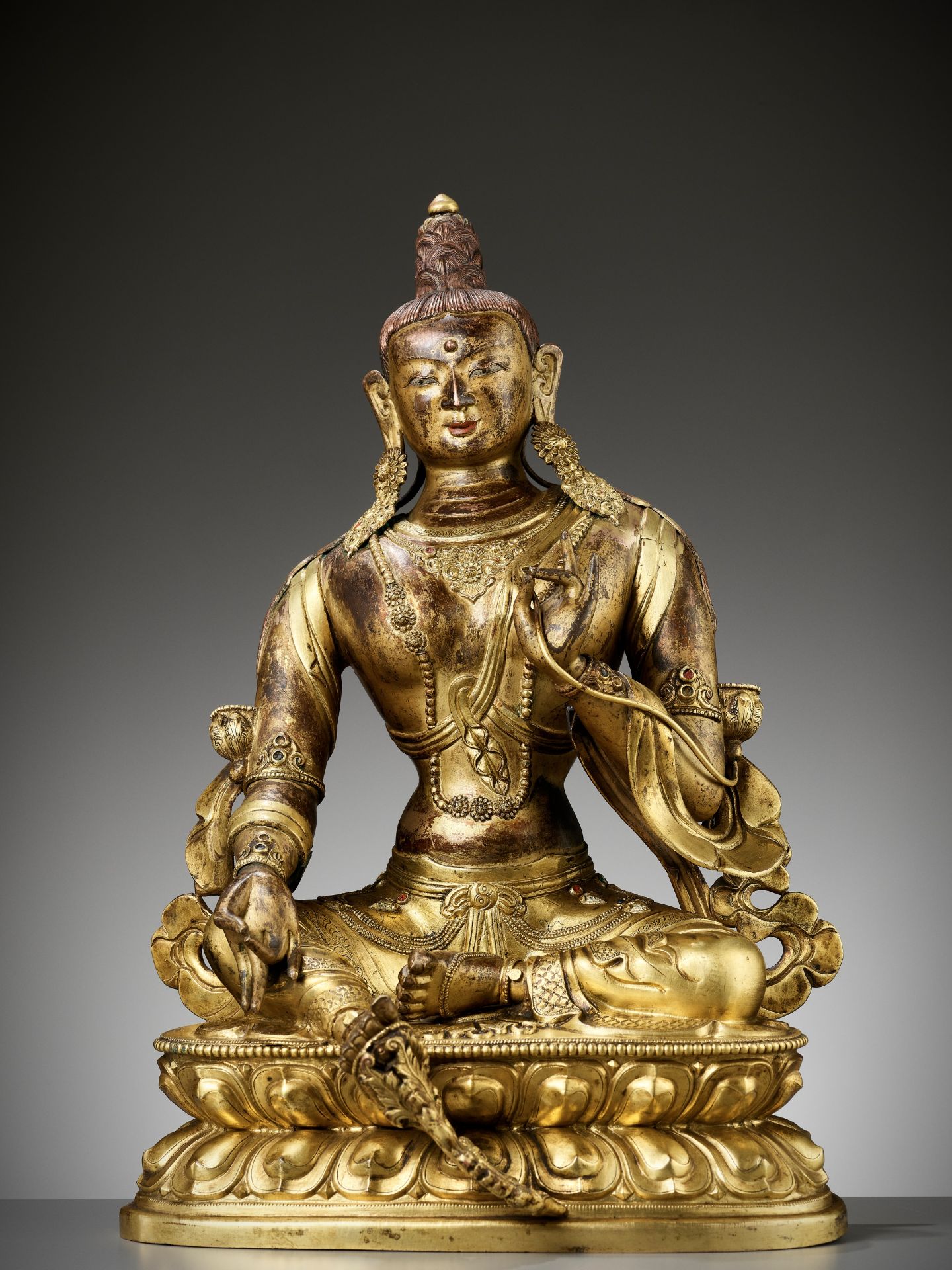 A CAST AND REPOUSSE GILT COPPER ALLOY FIGURE OF GREEN TARA, QIANLONG PERIOD - Image 6 of 18