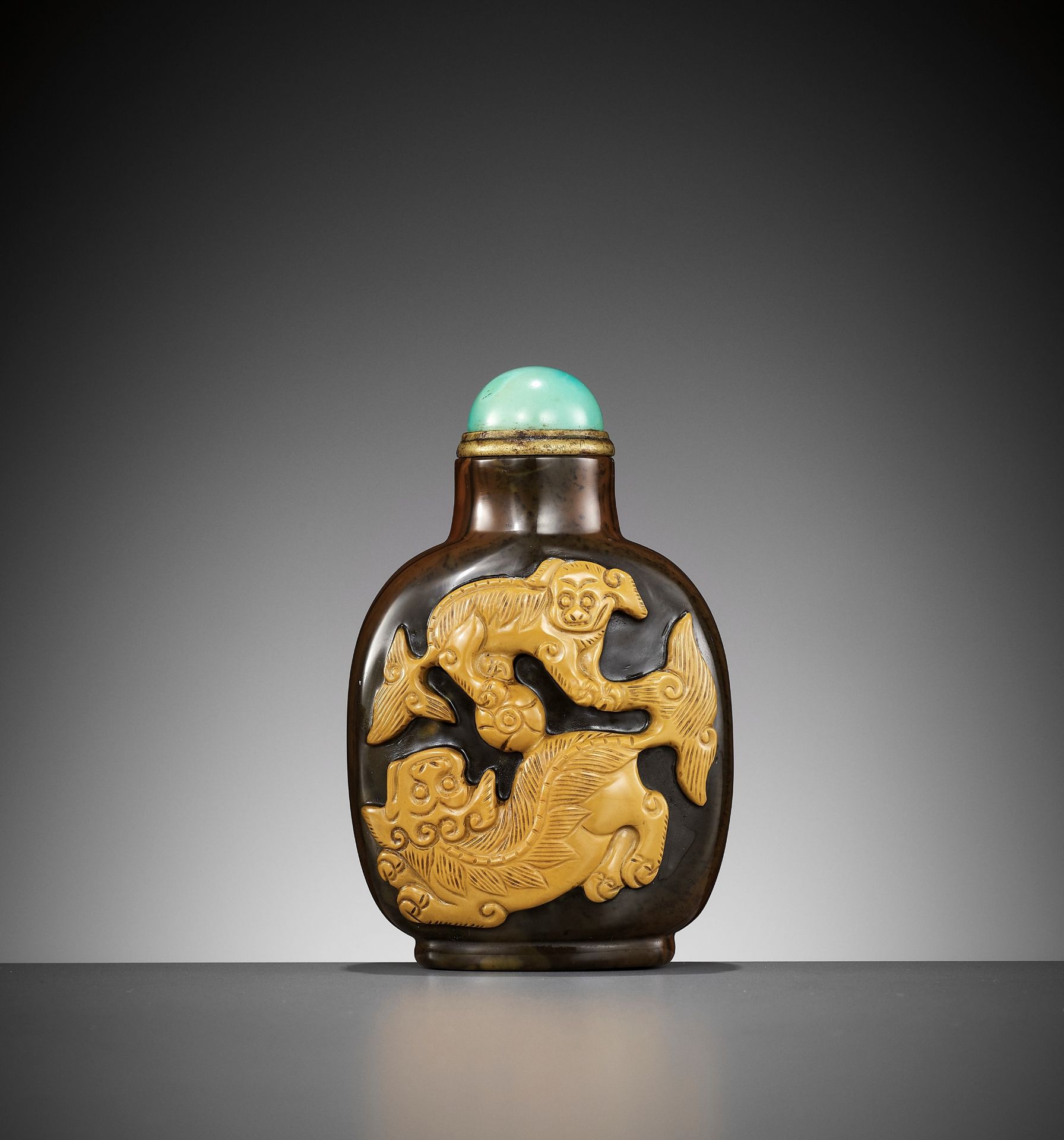 A RARE CAMEO JASPER SNUFF BOTTLE, OFFICIAL SCHOOL, QING DYNASTY