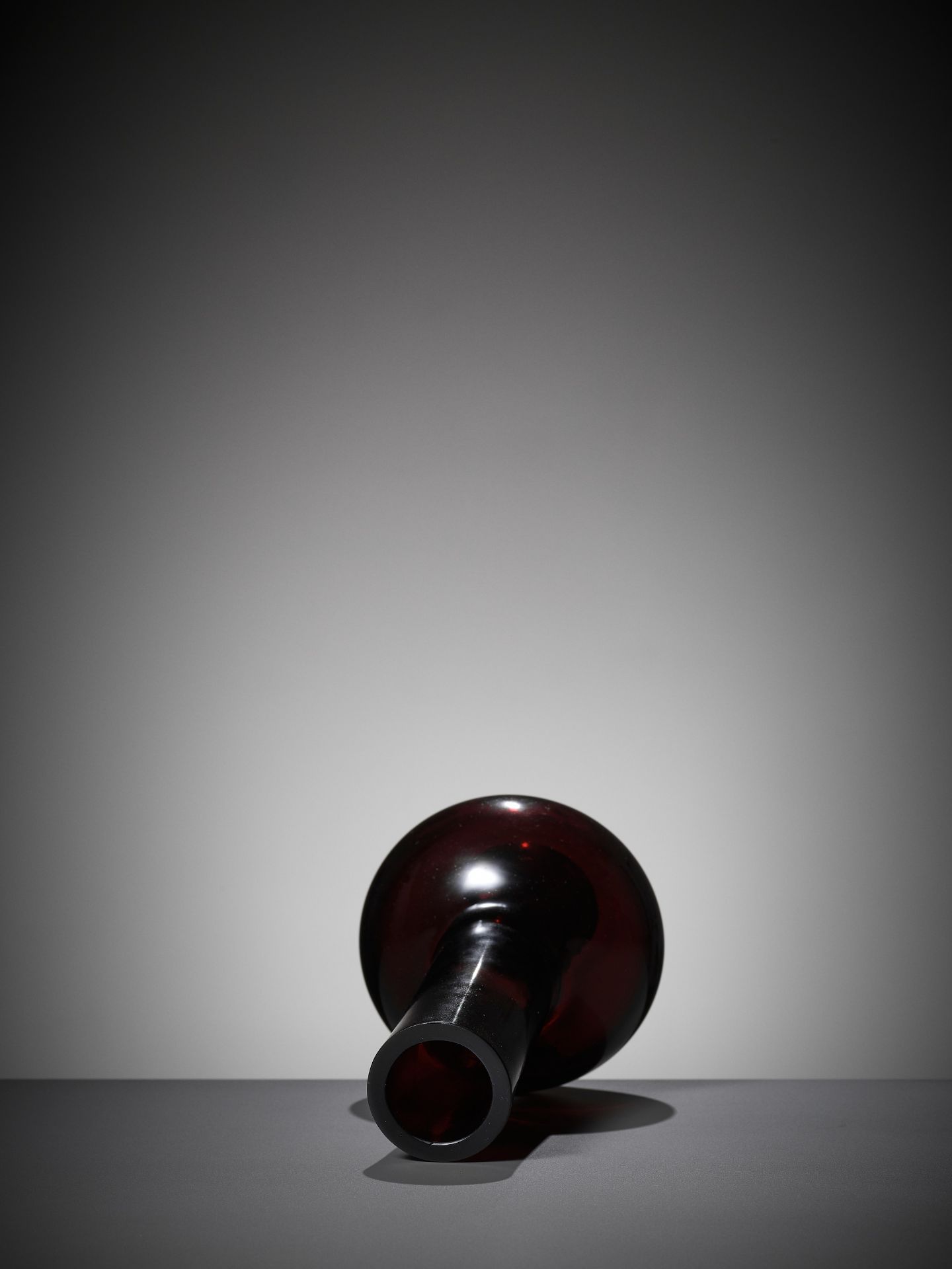 A RUBY-RED GLASS BOTTLE VASE, QIANLONG MARK AND PERIOD - Image 10 of 11