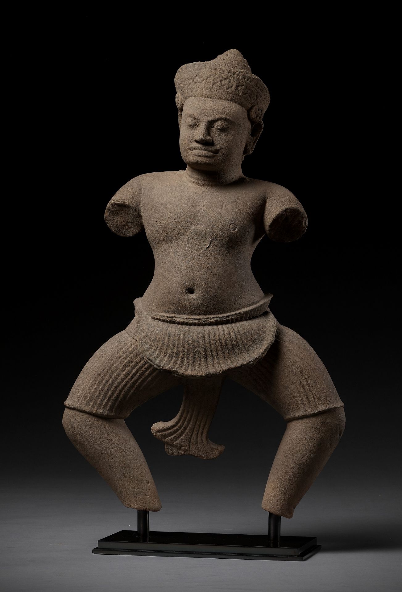 A SANDSTONE FIGURE OF A DVARAPALA, KOH KER STYLE, ANGKOR PERIOD - Image 2 of 12