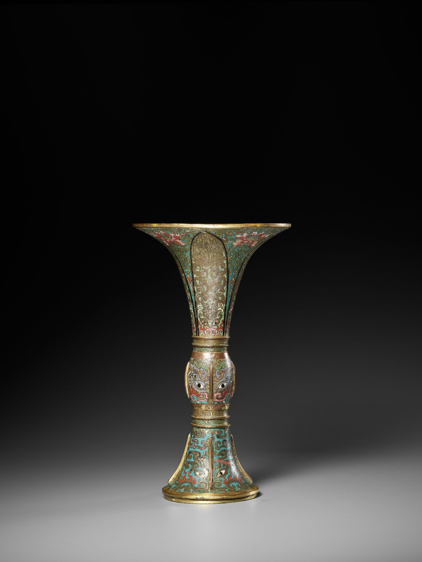 A CLOISONNE ENAMEL 'TAOTIE' ARCHAISTIC BEAKER VASE, GU, 17TH-18TH CENTURY - Image 13 of 16