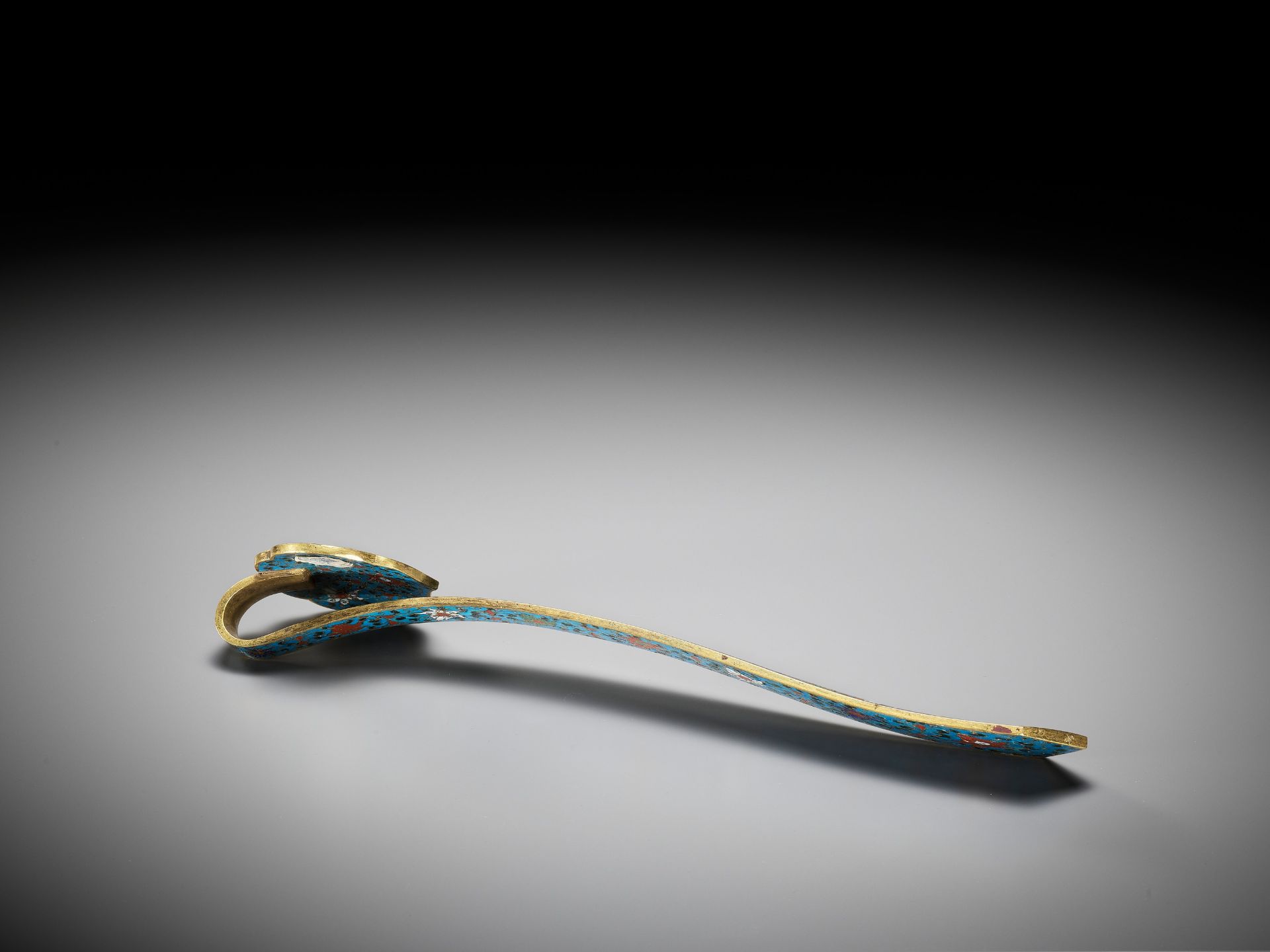 A CLOISONNE ENAMEL RUYI SCEPTER, EARLY QING DYNASTY - Image 15 of 15