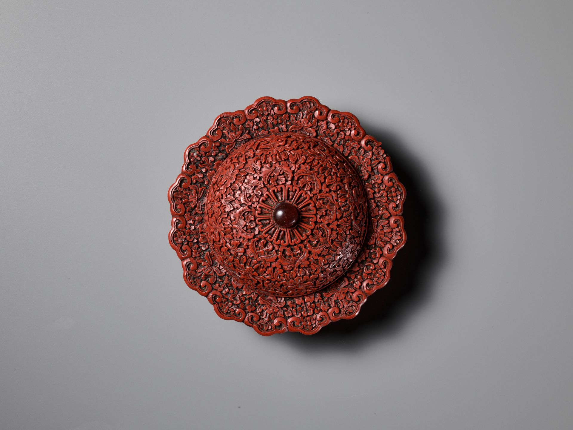 A CARVED CINNABAR LACQUER ZHADOU AND COVER, 18TH CENTURY - Image 2 of 11