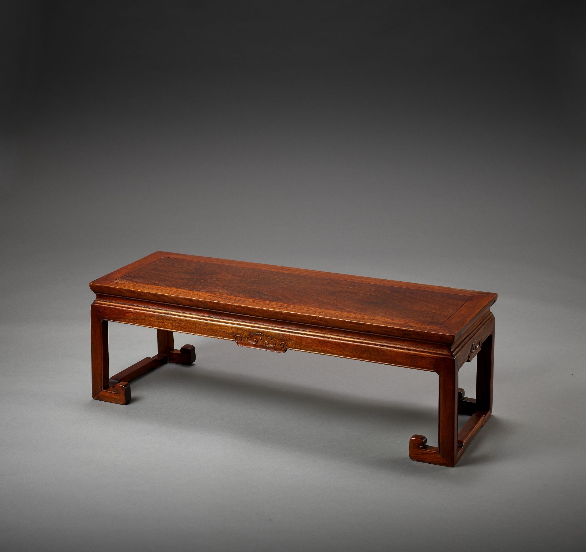 A RARE RECTANGULAR HUANGHUALI KANG TABLE, 18TH CENTURY - Image 7 of 12