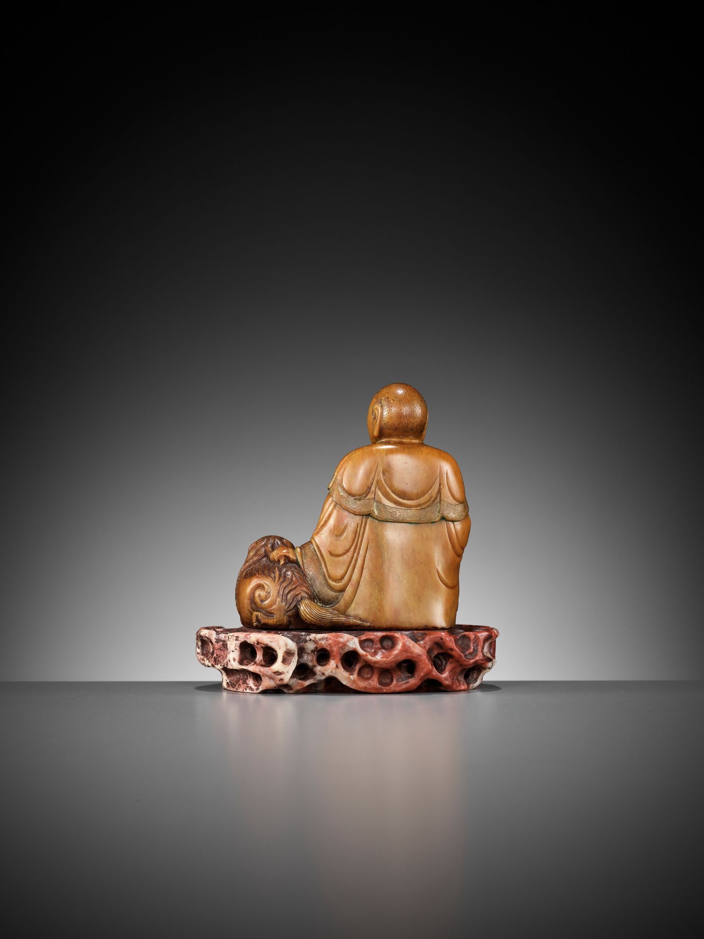 A SOAPSTONE FIGURE OF A LUOHAN WITH A BUDDHIST LION, 18TH CENTURY - Image 13 of 14