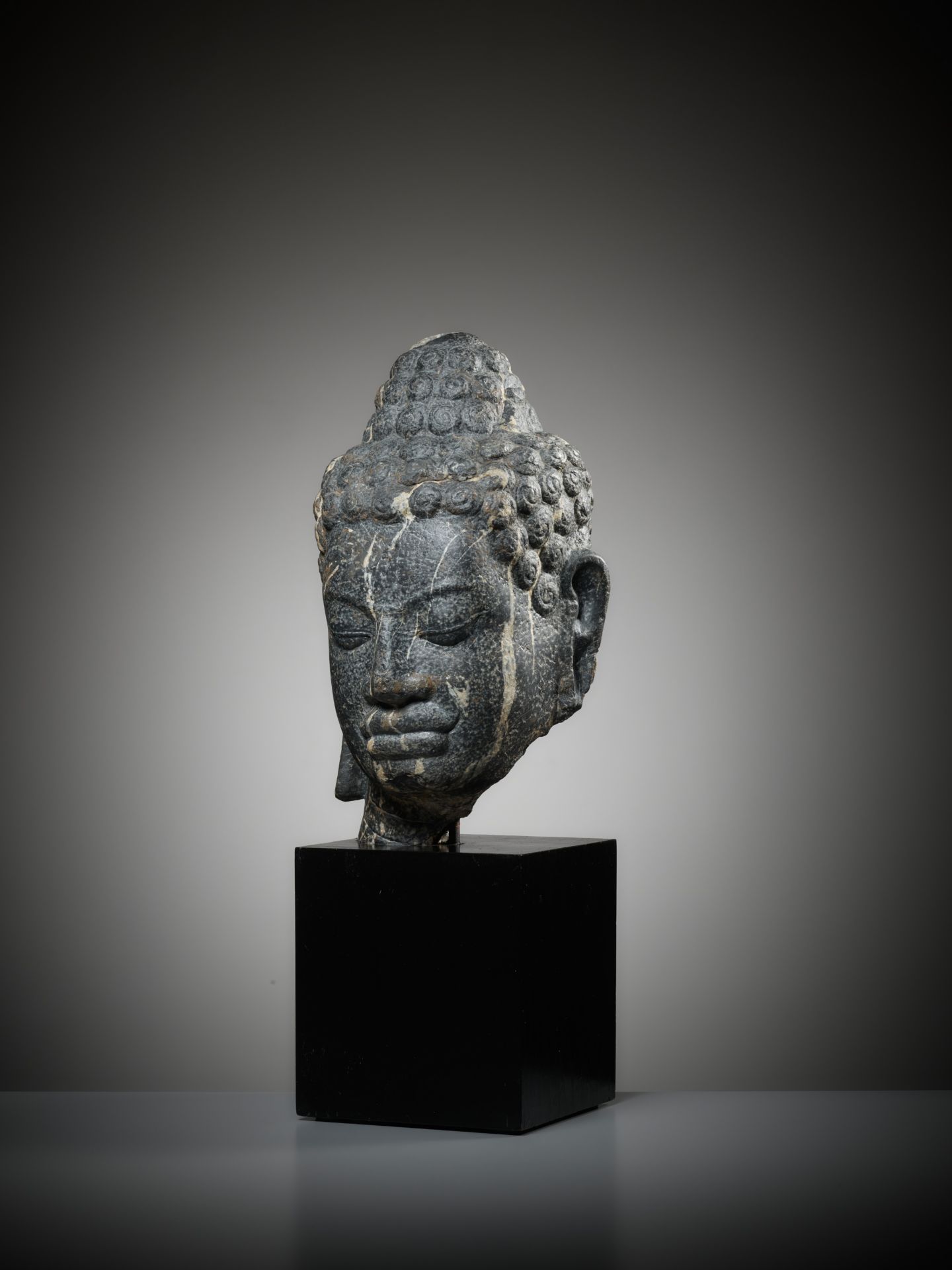 A MONUMENTAL STONE HEAD OF BUDDHA, MON-DVARAVATI PERIOD - Image 6 of 13