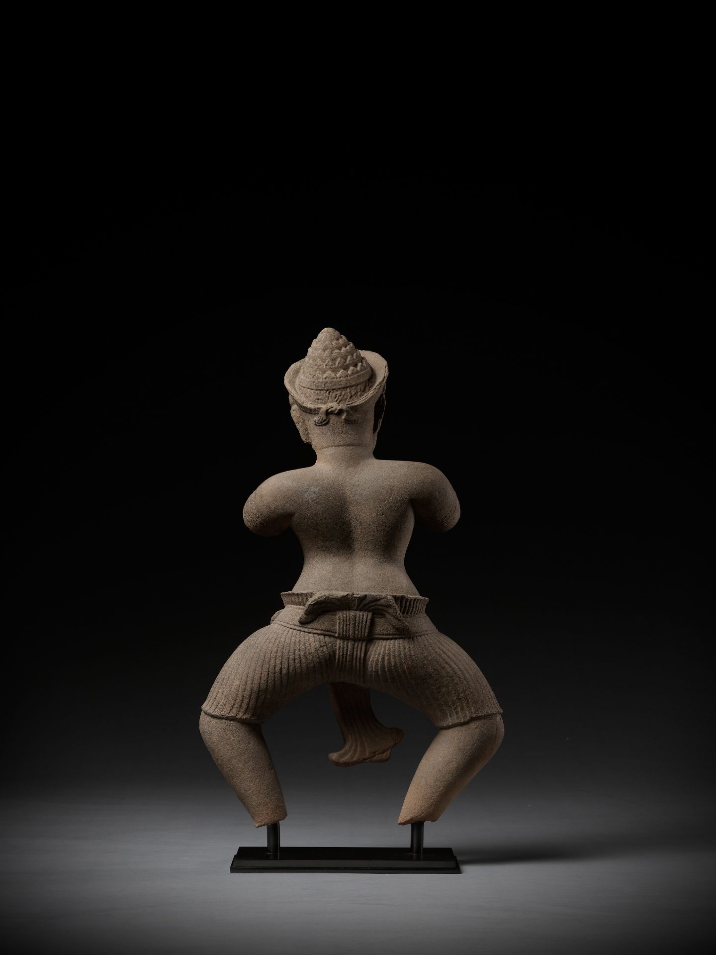 A SANDSTONE FIGURE OF A DVARAPALA, KOH KER STYLE, ANGKOR PERIOD - Image 9 of 12