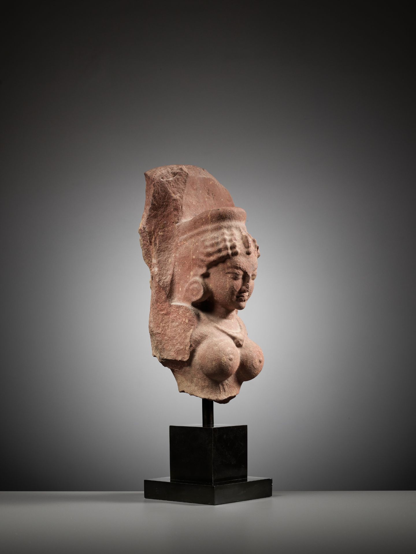 A PINK SANDSTONE BUST OF A GODDESS, GUPTA PERIOD - Image 8 of 9