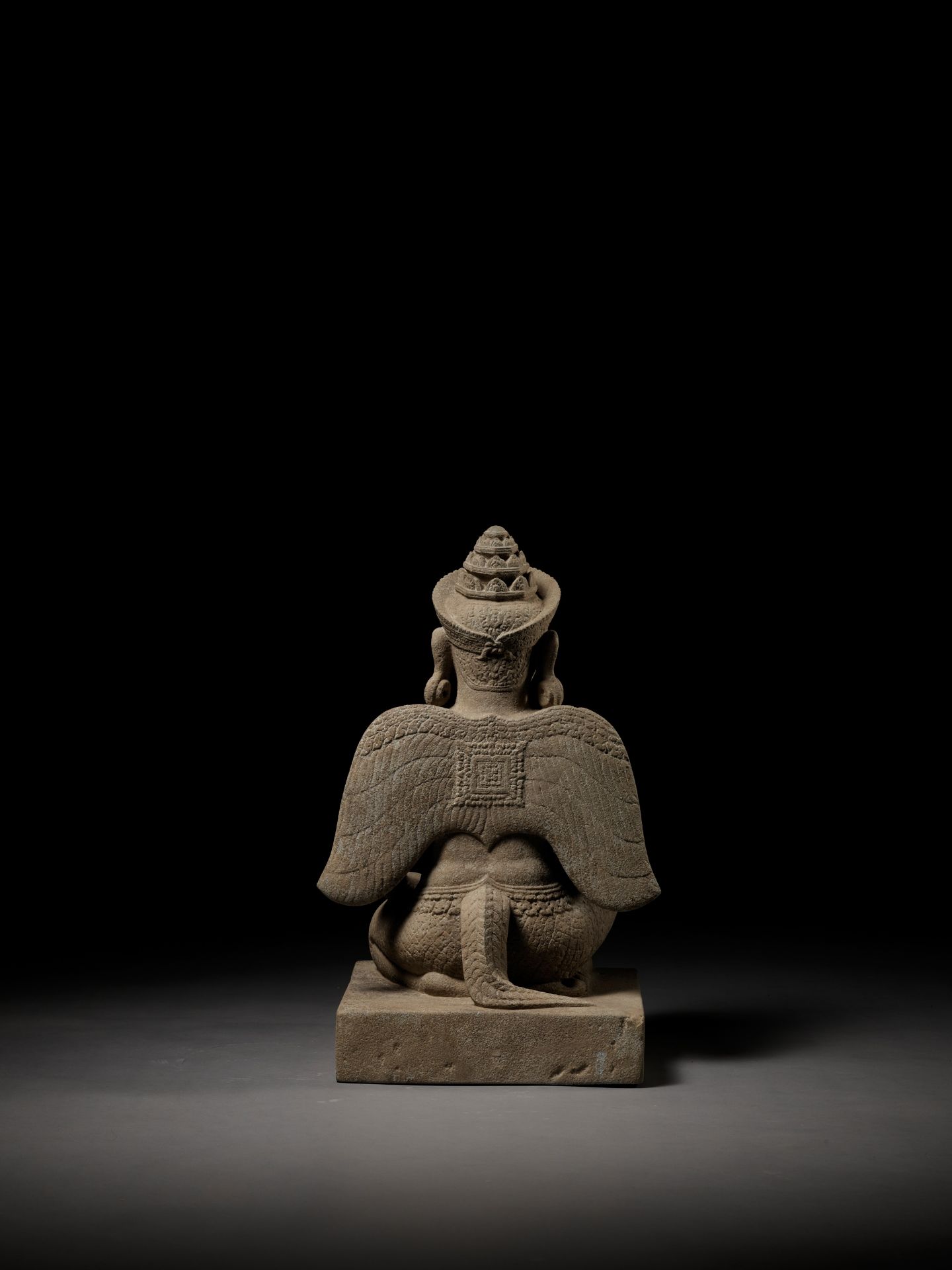 A SANDSTONE GUARDIAN FIGURE DEPICTING GARUDA, KOH KER STYLE - Image 15 of 17