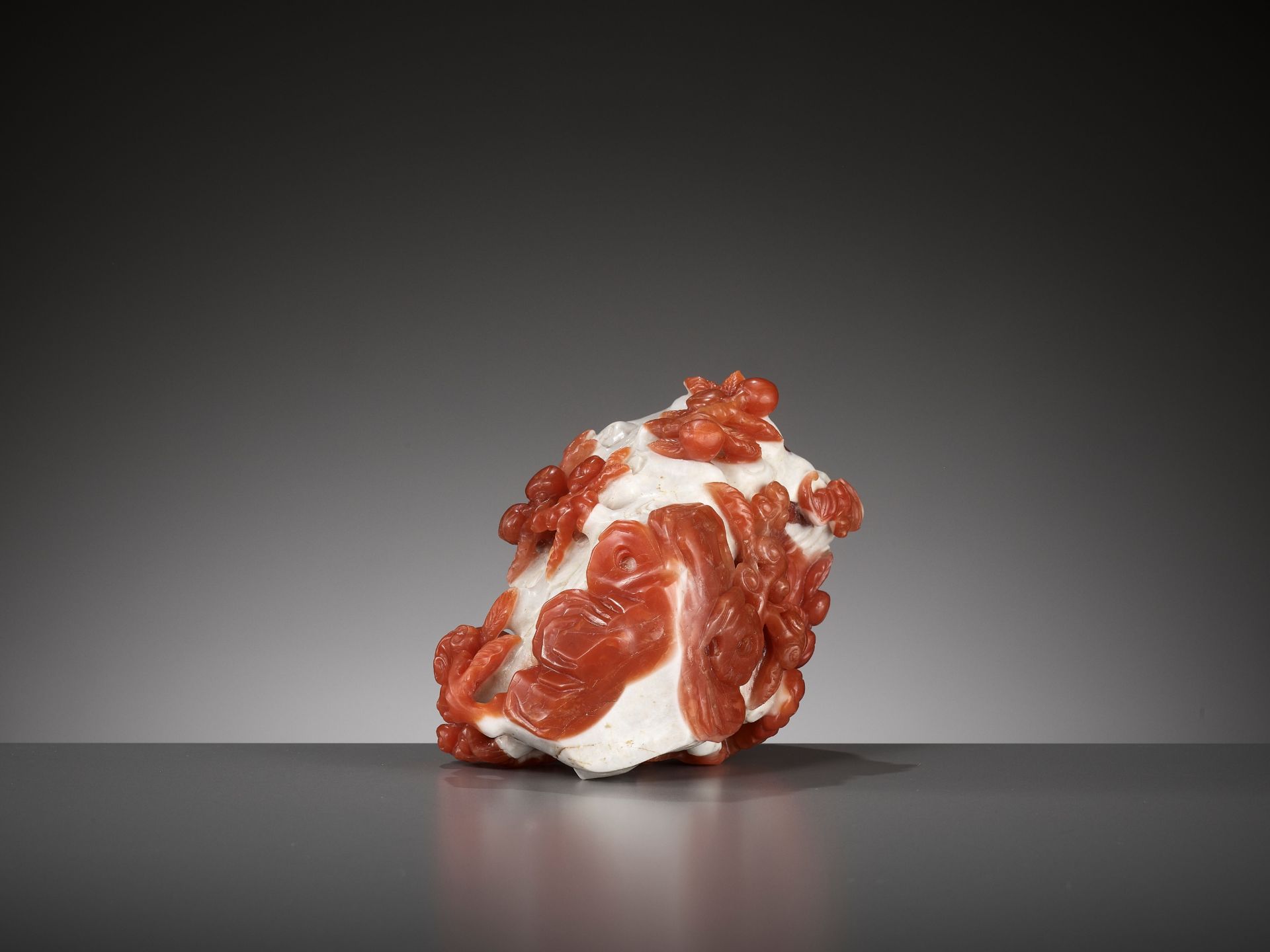 A CARNELIAN AGATE 'PHOENIX AND LINGZHI' VASE, QING DYNASTY - Image 11 of 11