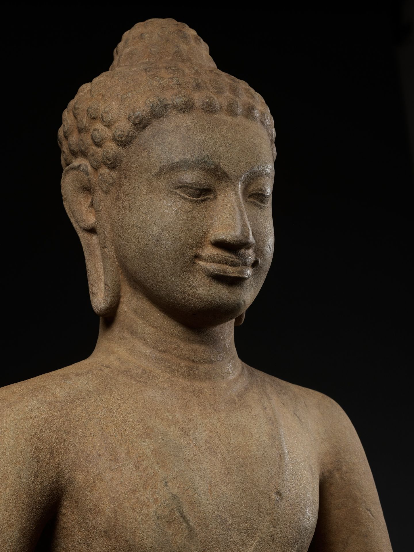 A MONUMENTAL AND HIGHLY IMPORTANT SANDSTONE FIGURE OF BUDDHA, PRE-ANGKOR PERIOD - Image 18 of 21