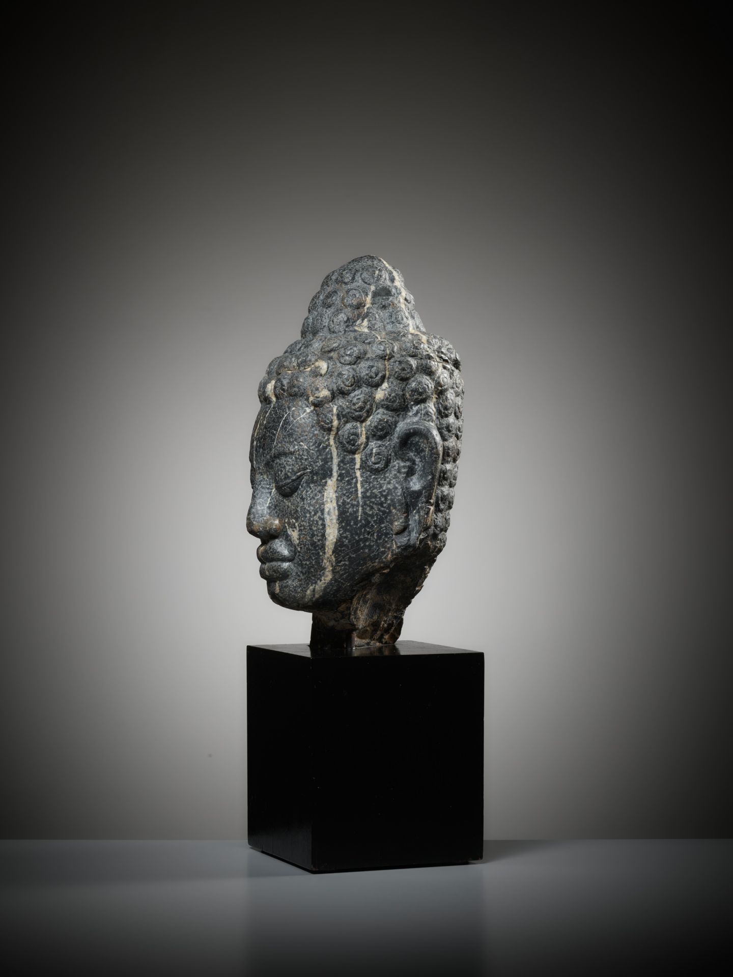 A MONUMENTAL STONE HEAD OF BUDDHA, MON-DVARAVATI PERIOD - Image 7 of 13