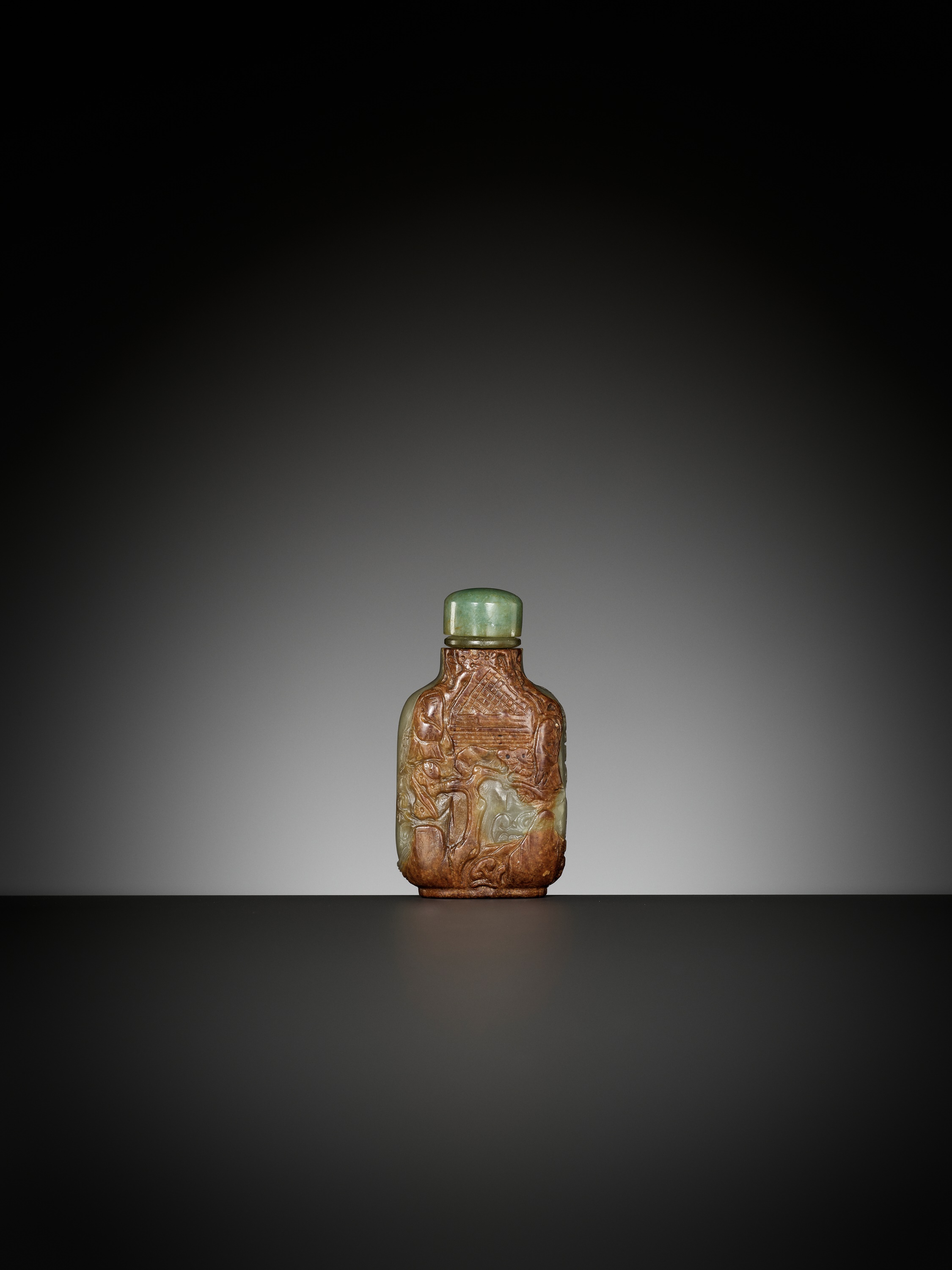 A CARVED CELADON AND RUSSET JADE SNUFF BOTTLE, MASTER OF THE ROCKS SCHOOL, 1740-1850 - Bild 7 aus 12