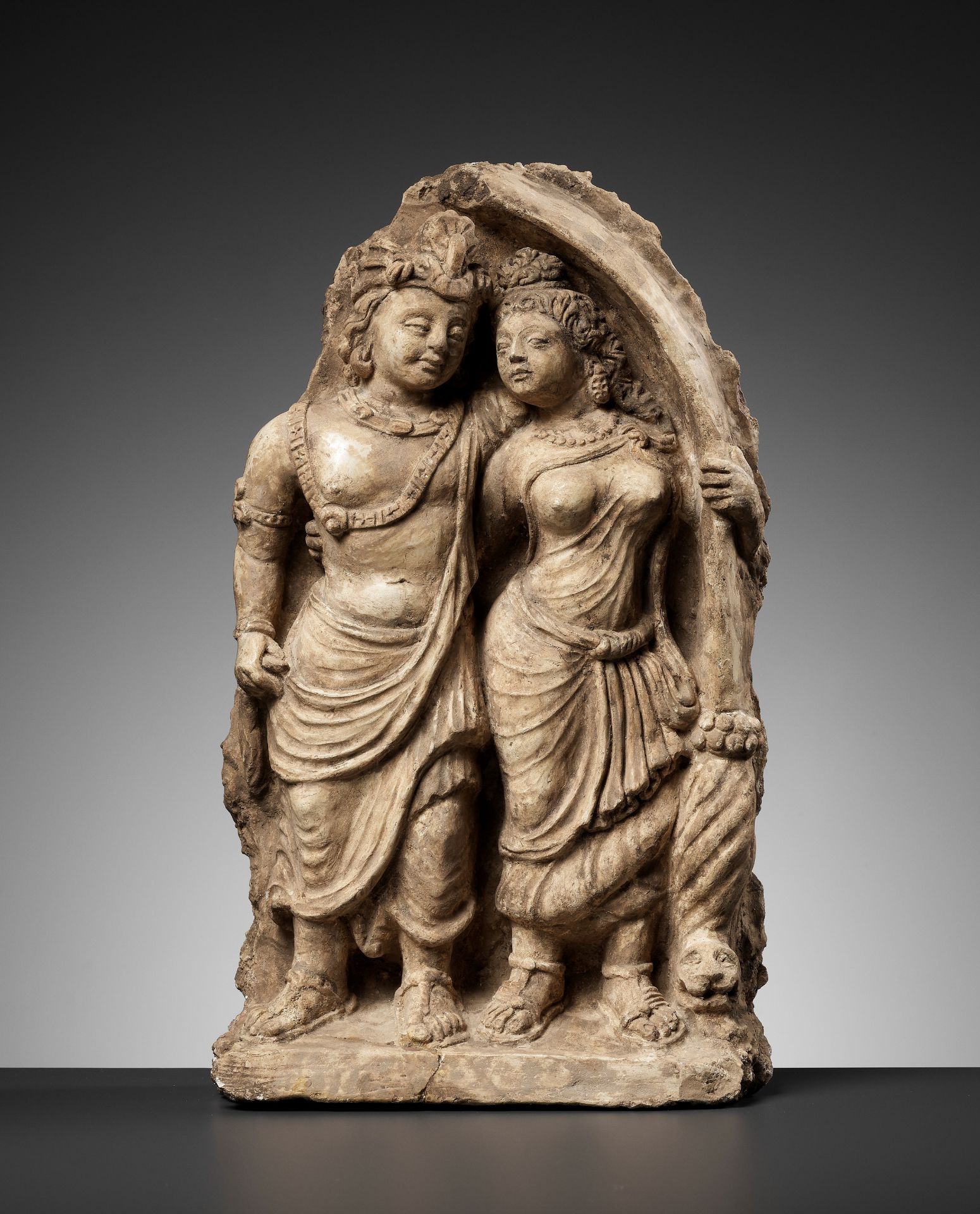 A RARE 'NOBLE COUPLE UNDER ARCH' STUCCO RELIEF, ANCIENT REGION OF GANDHARA