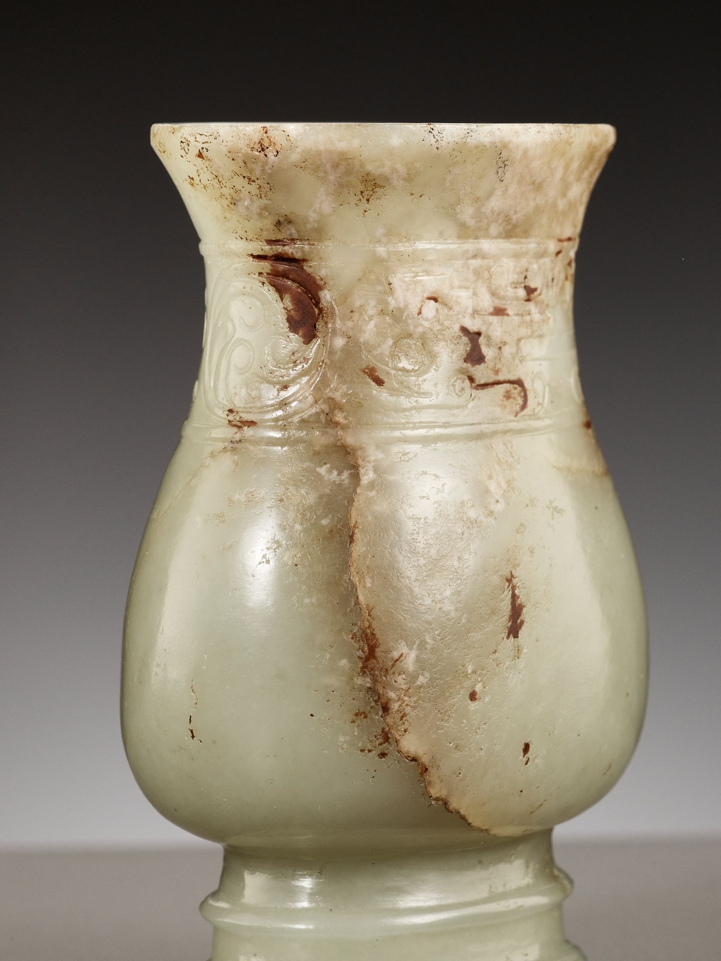 A RARE ARCHAISTIC 'SHANG BRONZE IMITATION' JADE VESSEL, ZHI, LATE SONG TO EARLY MING DYNASTY - Image 2 of 20