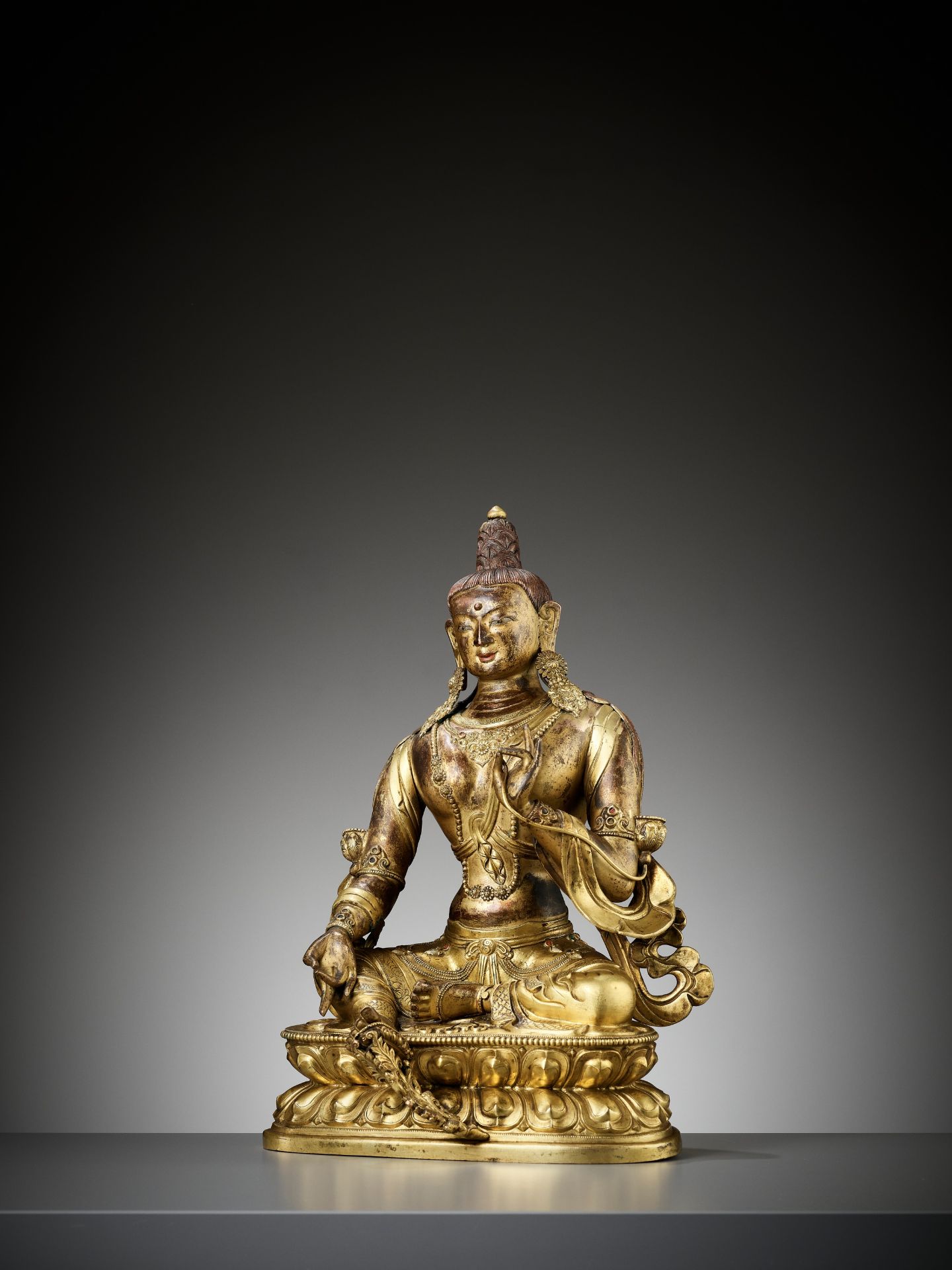 A CAST AND REPOUSSE GILT COPPER ALLOY FIGURE OF GREEN TARA, QIANLONG PERIOD - Image 12 of 18