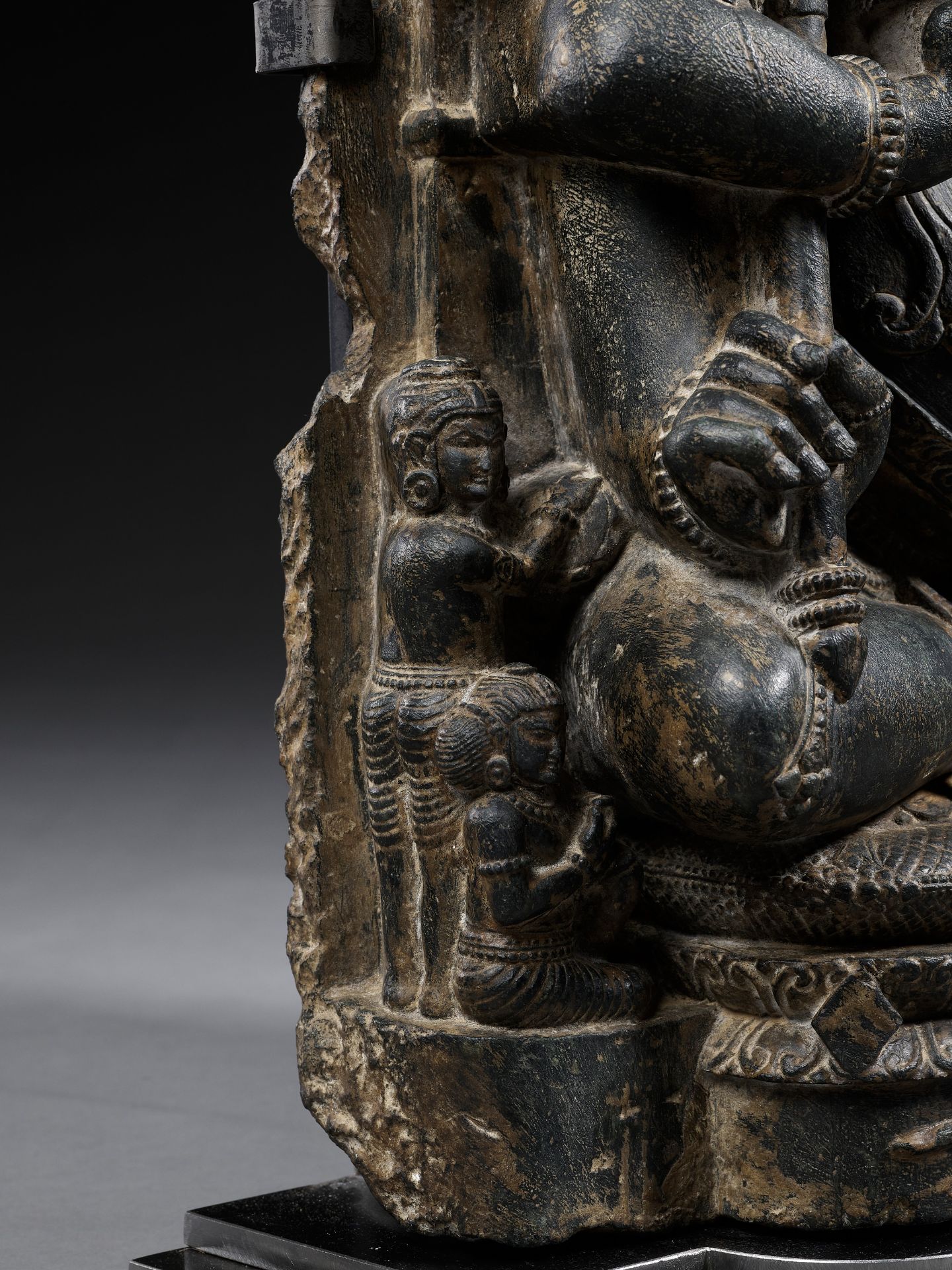 A BLACK SCHIST FIGURE OF GANESHA WITH A SNAKE MANDORLA, PALA PERIOD - Image 7 of 16