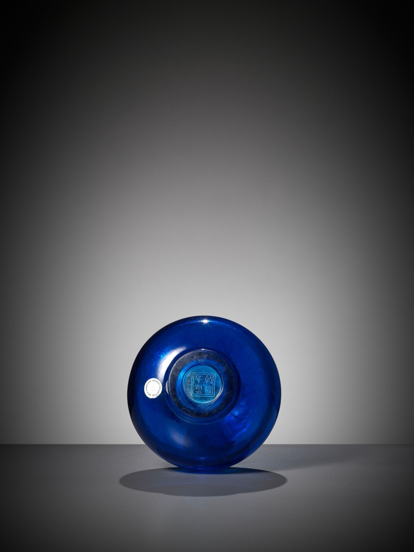 A RARE AQUAMARINE BLUE GLASS BOTTLE VASE, QIANLONG MARK AND PERIOD - Image 10 of 11