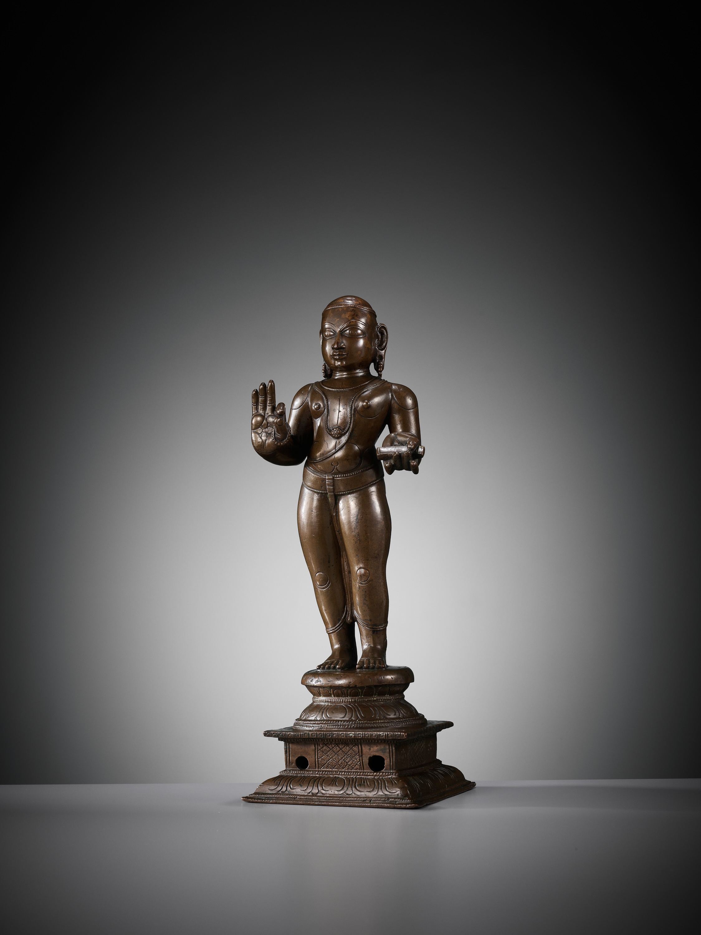 A LARGE COPPER ALLOY FIGURE OF MANIKKAVACAKAR, TAMIL NADU, 14TH-15TH CENTURY - Bild 2 aus 16