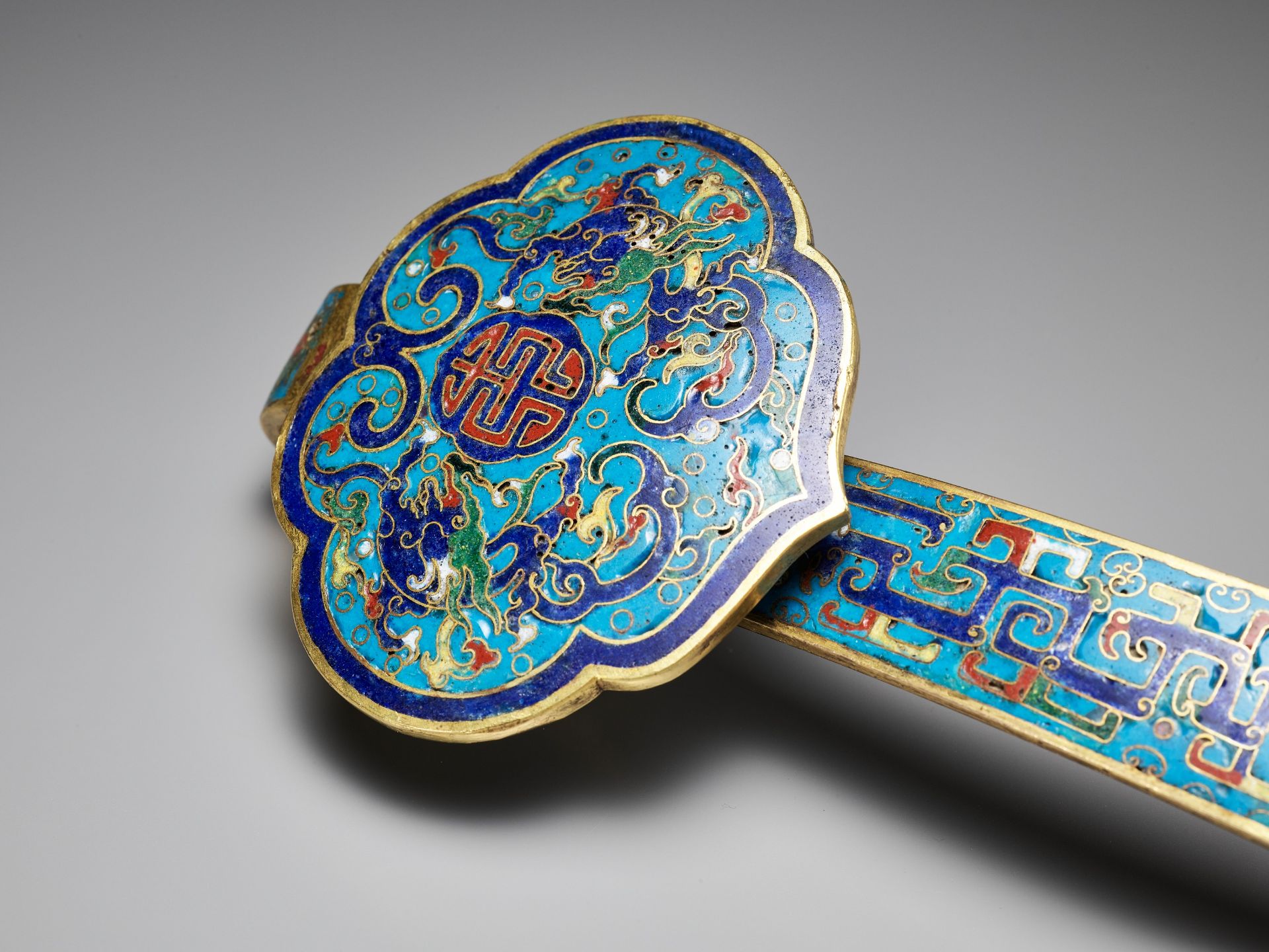 A CLOISONNE ENAMEL RUYI SCEPTER, EARLY QING DYNASTY - Image 6 of 15