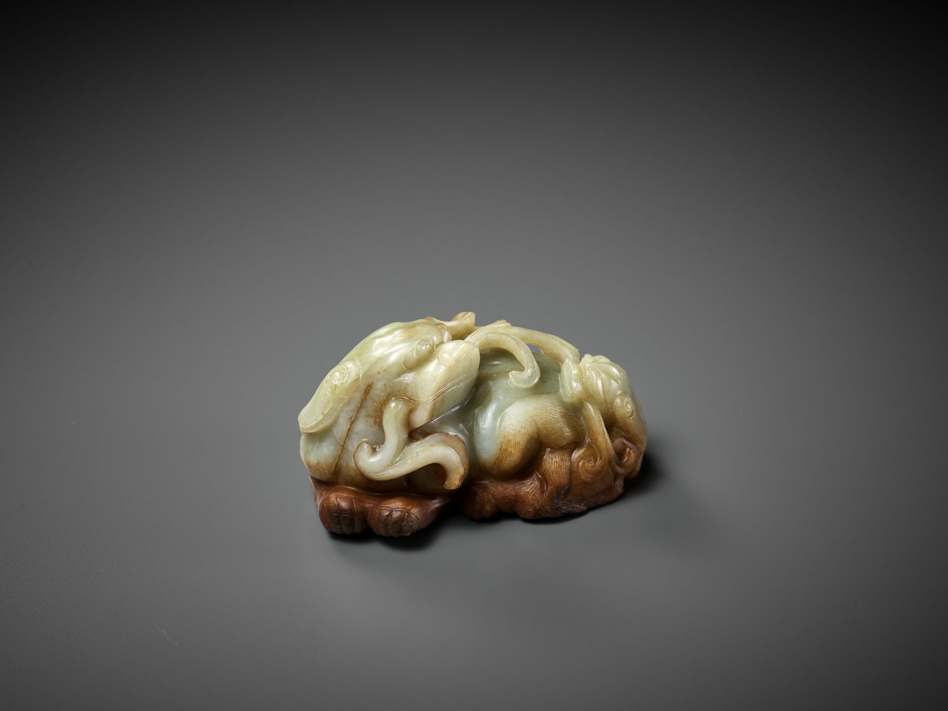 A CELADON AND RUSSET JADE 'BUDDHIST LION AND CUB' GROUP, 17TH CENTURY - Image 3 of 11