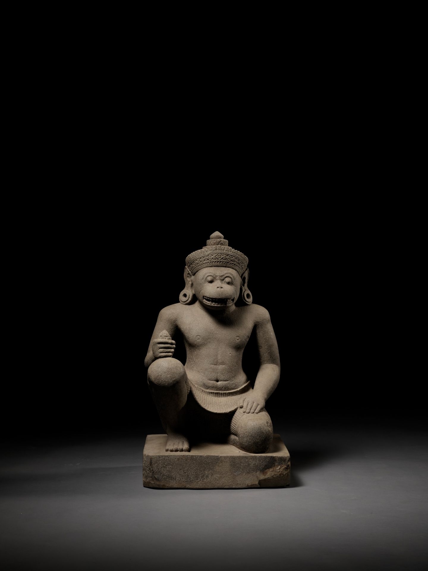 A SANDSTONE GUARDIAN FIGURE DEPICTING HANUMAN, KOH KER STYLE - Image 8 of 18