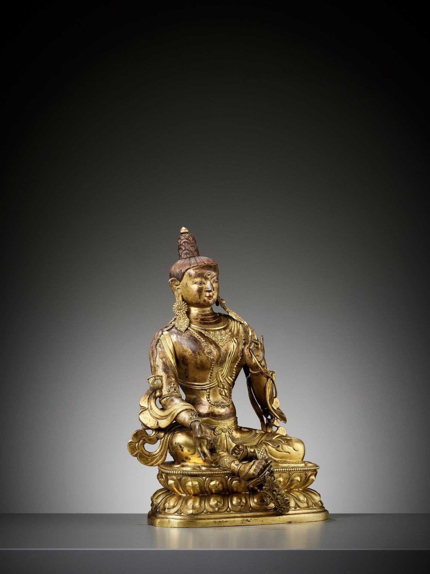 A CAST AND REPOUSSE GILT COPPER ALLOY FIGURE OF GREEN TARA, QIANLONG PERIOD - Image 16 of 18