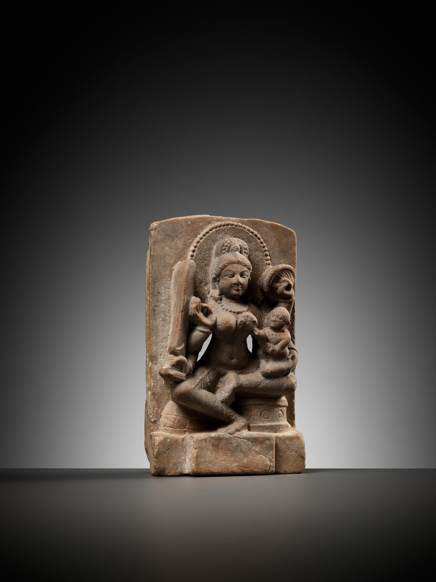 A RARE SANDSTONE MINATURE STELE FIGURE OF A MOTHER GODDESS WITH CHILD - Image 9 of 10