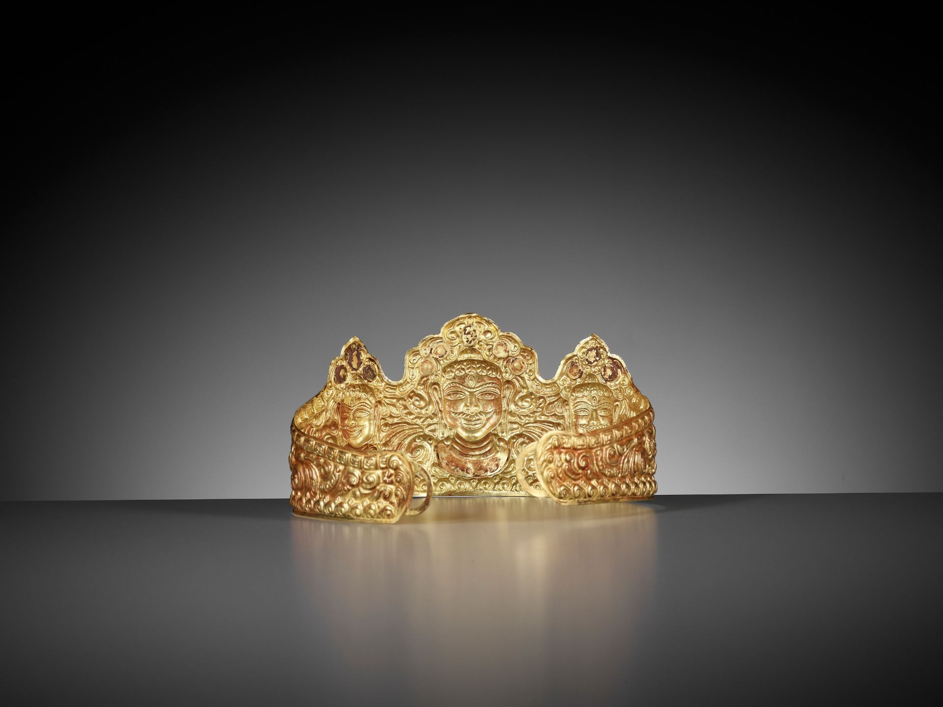 AN IMPORTANT CHAM GOLD REPOUSSE AND GEMSTONE-SET DIADEM, CHAM PERIOD - Image 9 of 11