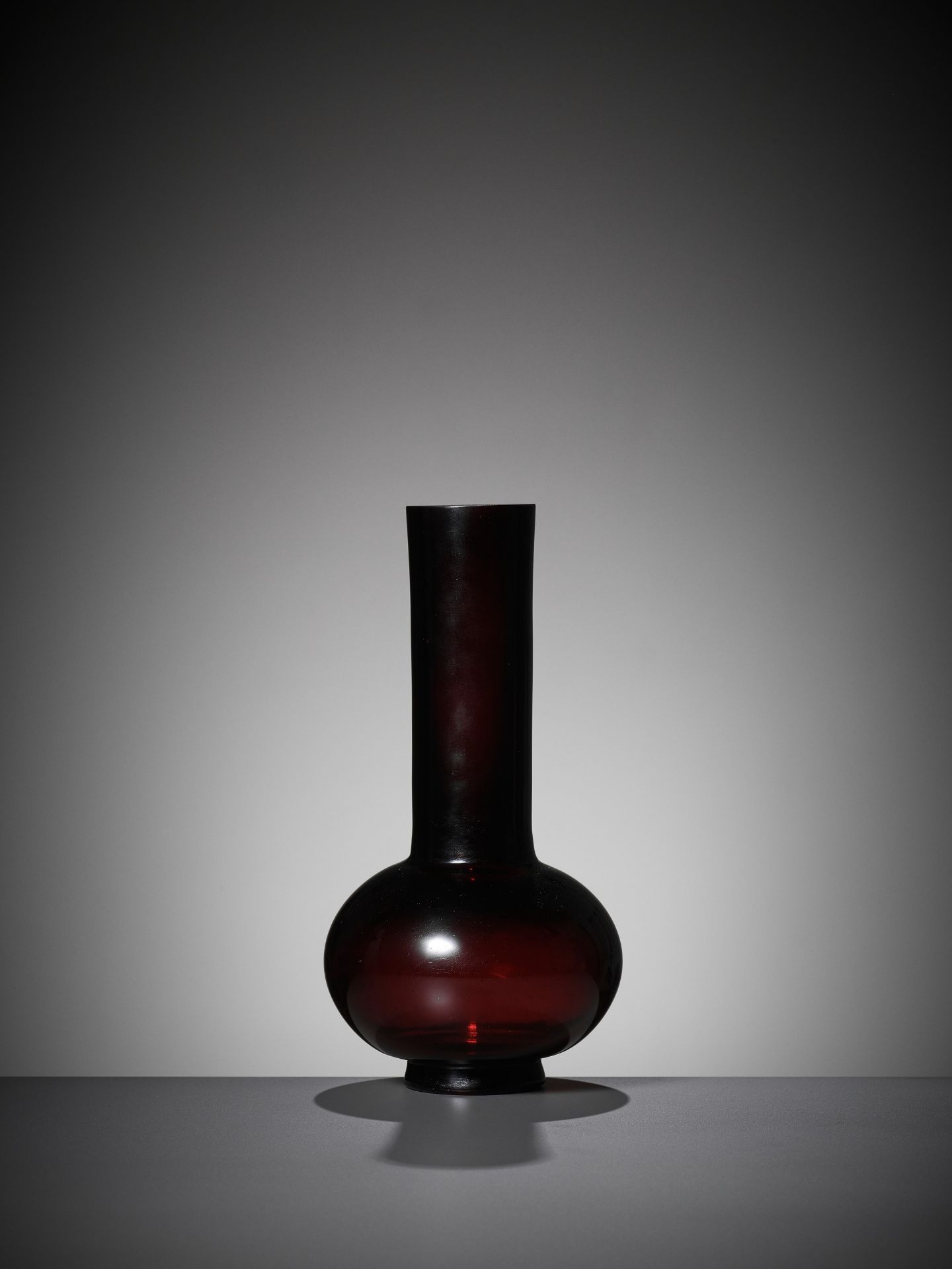 A RUBY-RED GLASS BOTTLE VASE, QIANLONG MARK AND PERIOD - Bild 7 aus 11