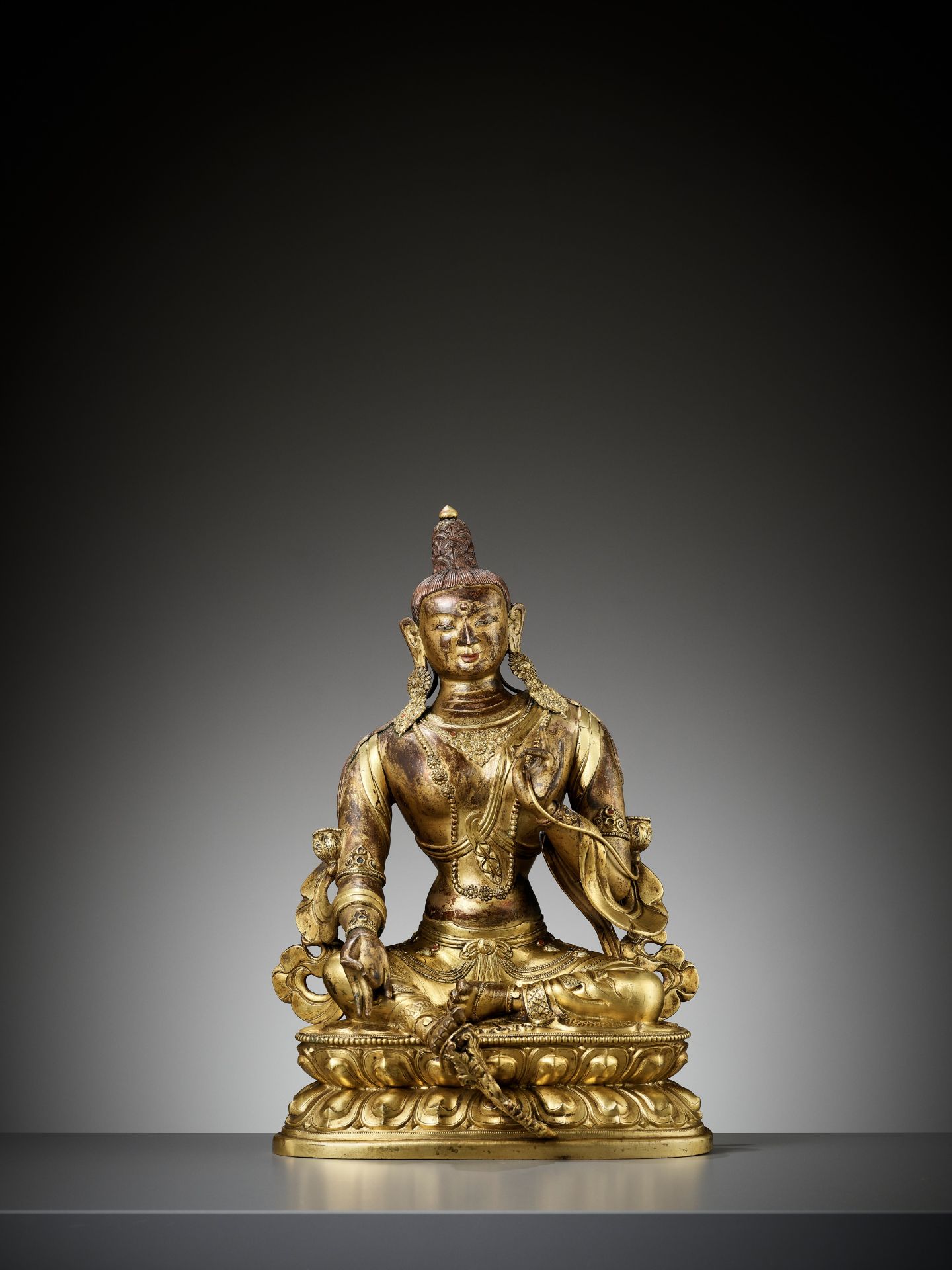 A CAST AND REPOUSSE GILT COPPER ALLOY FIGURE OF GREEN TARA, QIANLONG PERIOD - Image 9 of 18