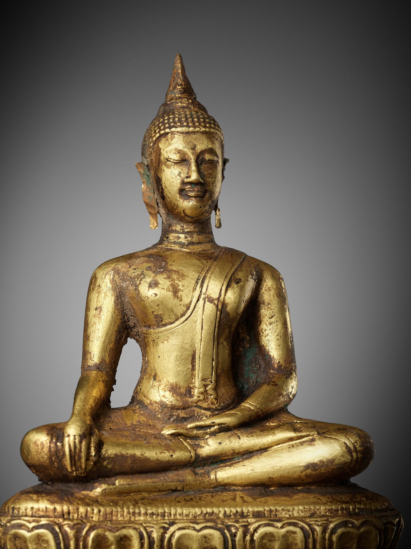 A GOLD REPOUSSE FIGURE OF BUDDHA SHAKYAMUNI, AYUTTHAYA KINGDOM, 1351-1767 - Image 3 of 12