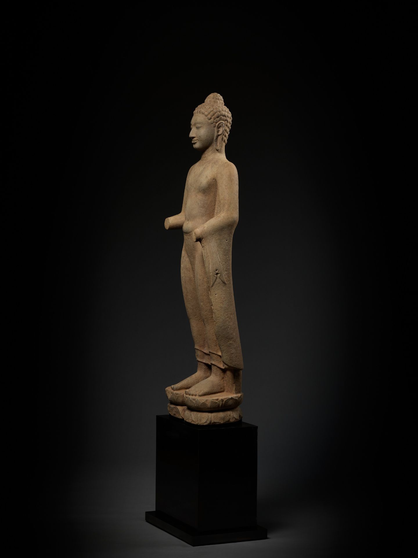 A MONUMENTAL AND HIGHLY IMPORTANT SANDSTONE FIGURE OF BUDDHA, PRE-ANGKOR PERIOD - Image 14 of 21